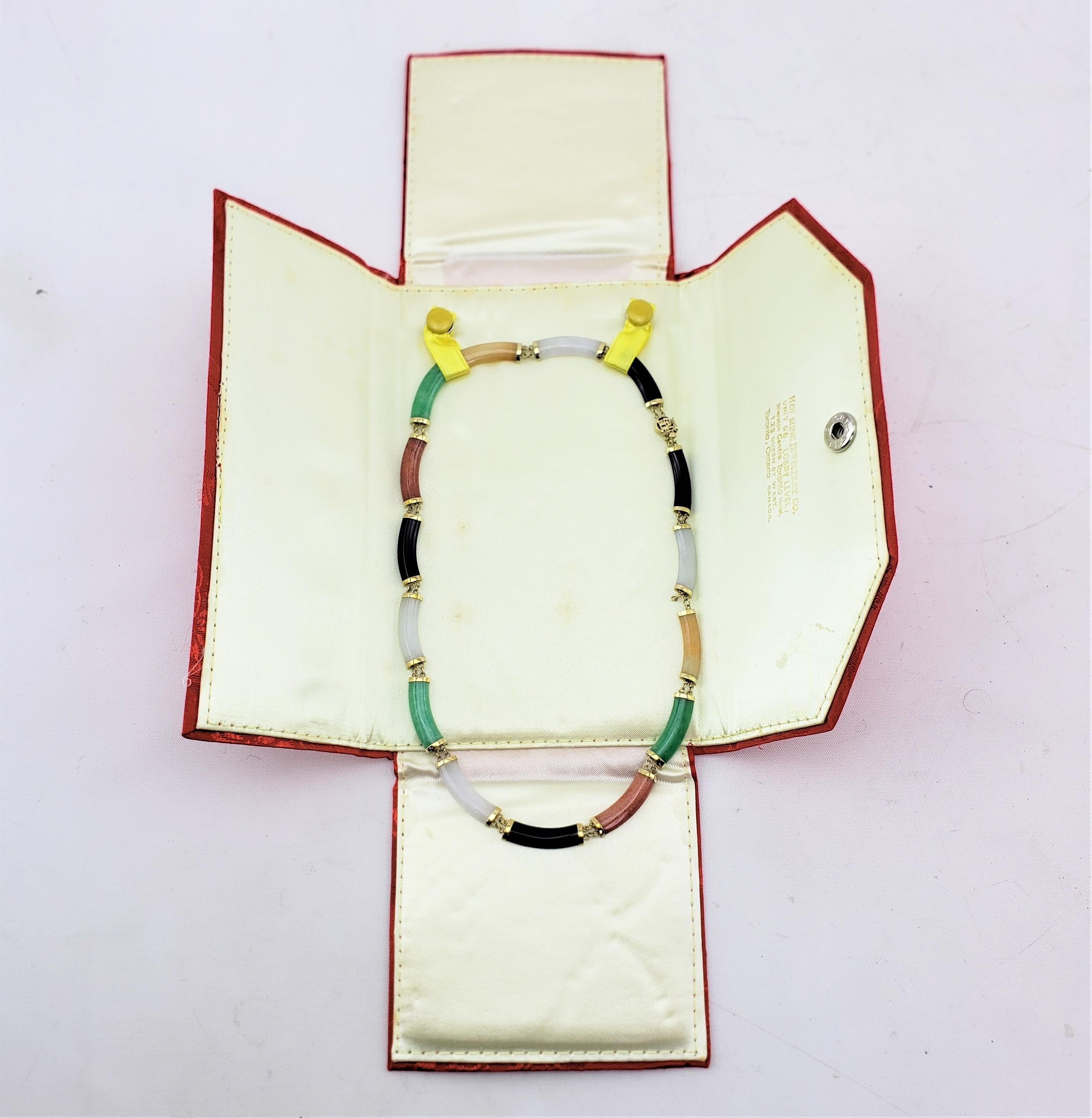 Chinesische Halskette aus der Mitte des Jahrhunderts aus 14 Karat Gelbgold und geschliffenem und poliertem Achat  (Handgefertigt) im Angebot