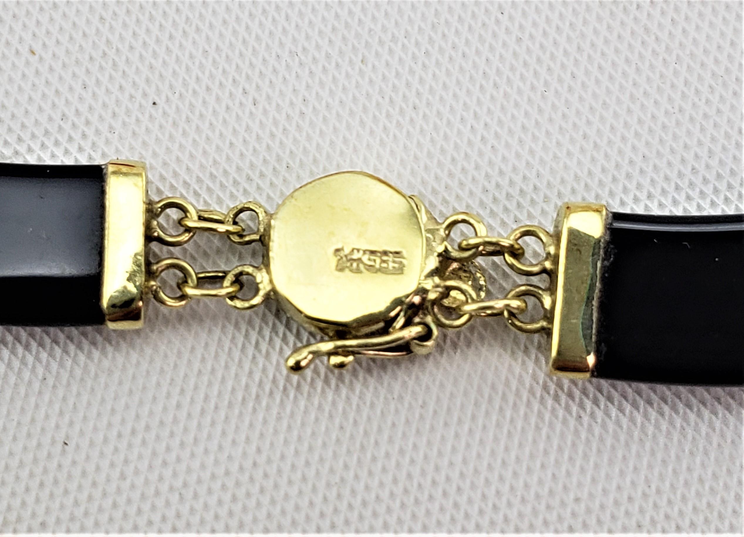 Chinesische Halskette aus der Mitte des Jahrhunderts aus 14 Karat Gelbgold und geschliffenem und poliertem Achat  im Angebot 1