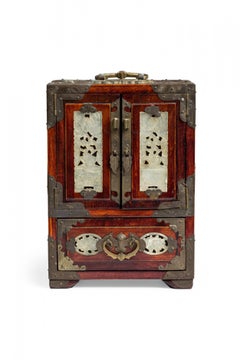 Joyero / Armario chino de mediados de siglo con incrustaciones de metal y 4 cajones