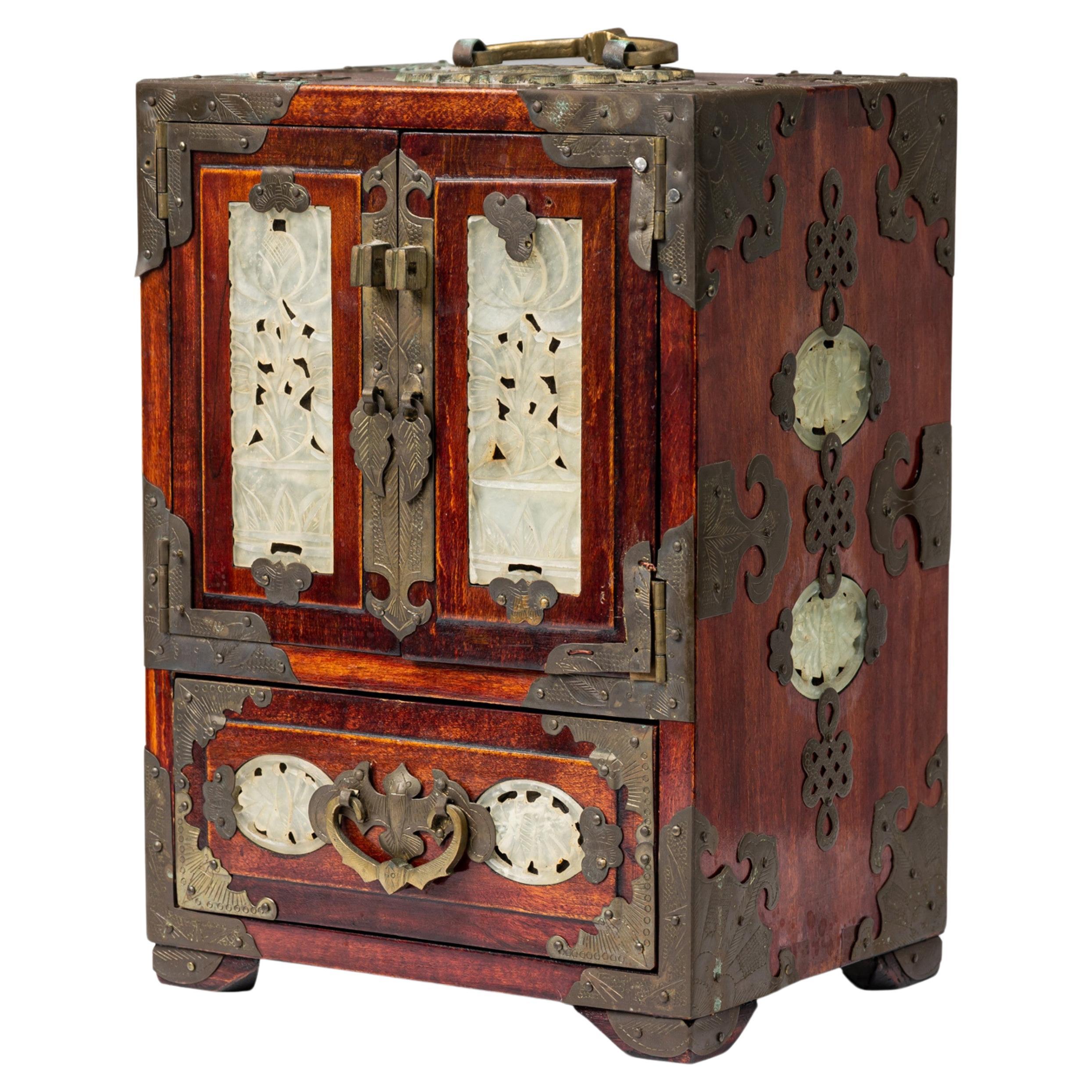 Boîte à bijoux chinoise du milieu du siècle en métal incrusté à 4 tiroirs / armoire à bijoux