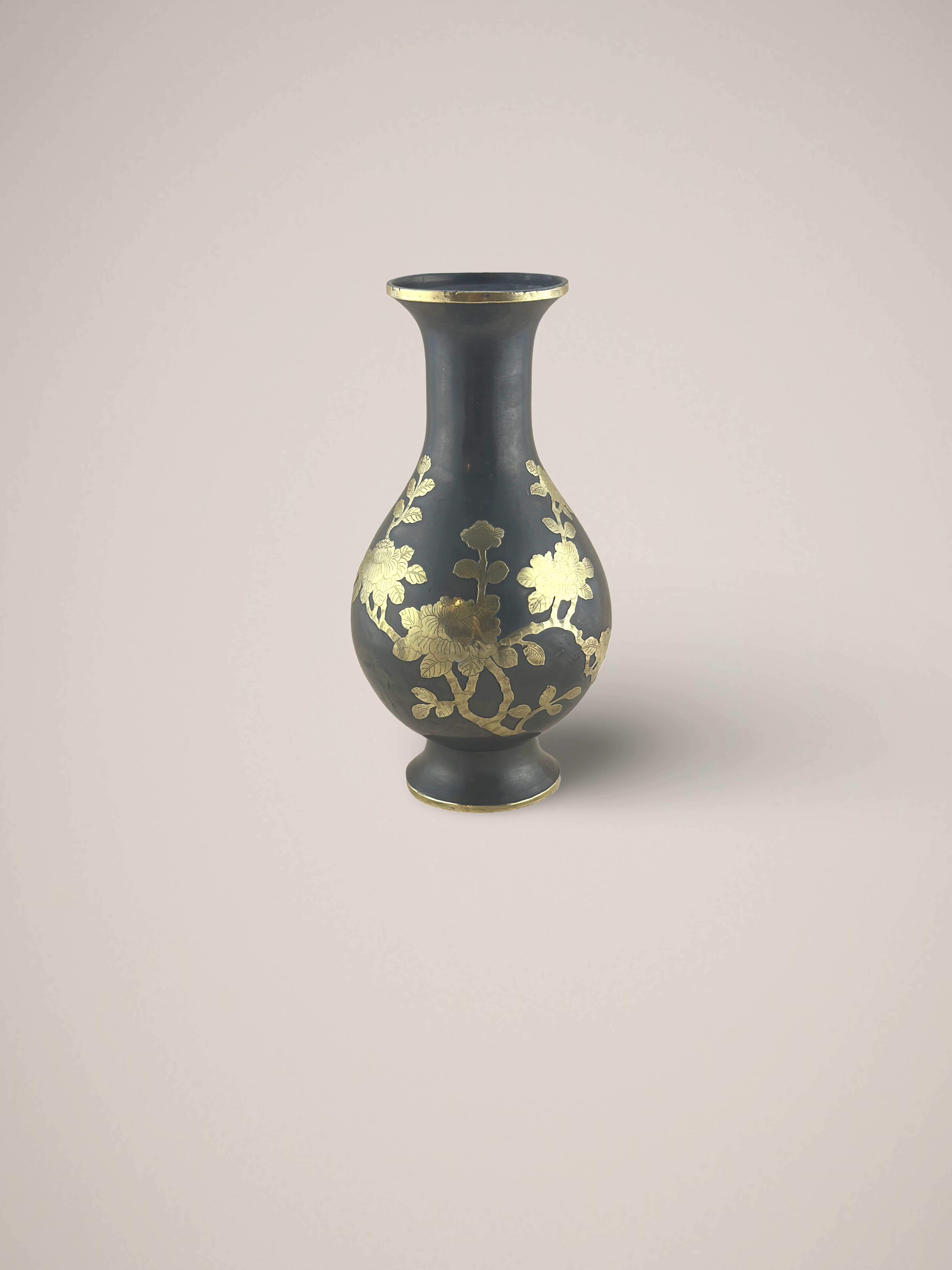 Qing Vase balustre chinois en métal, superposition de laiton, Prunus vers 1960 en vente