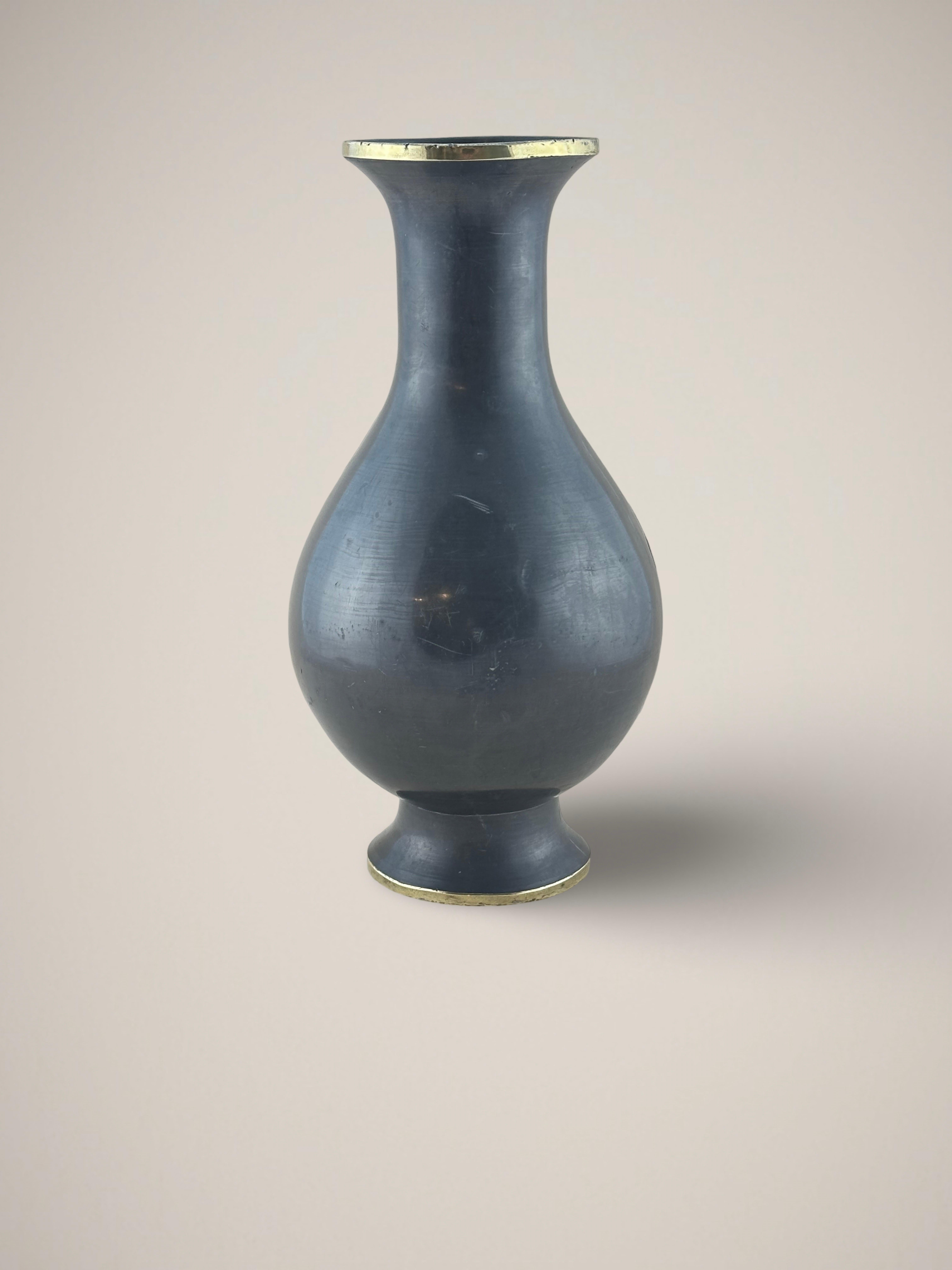 Chinois Vase balustre chinois en métal, superposition de laiton, Prunus vers 1960 en vente