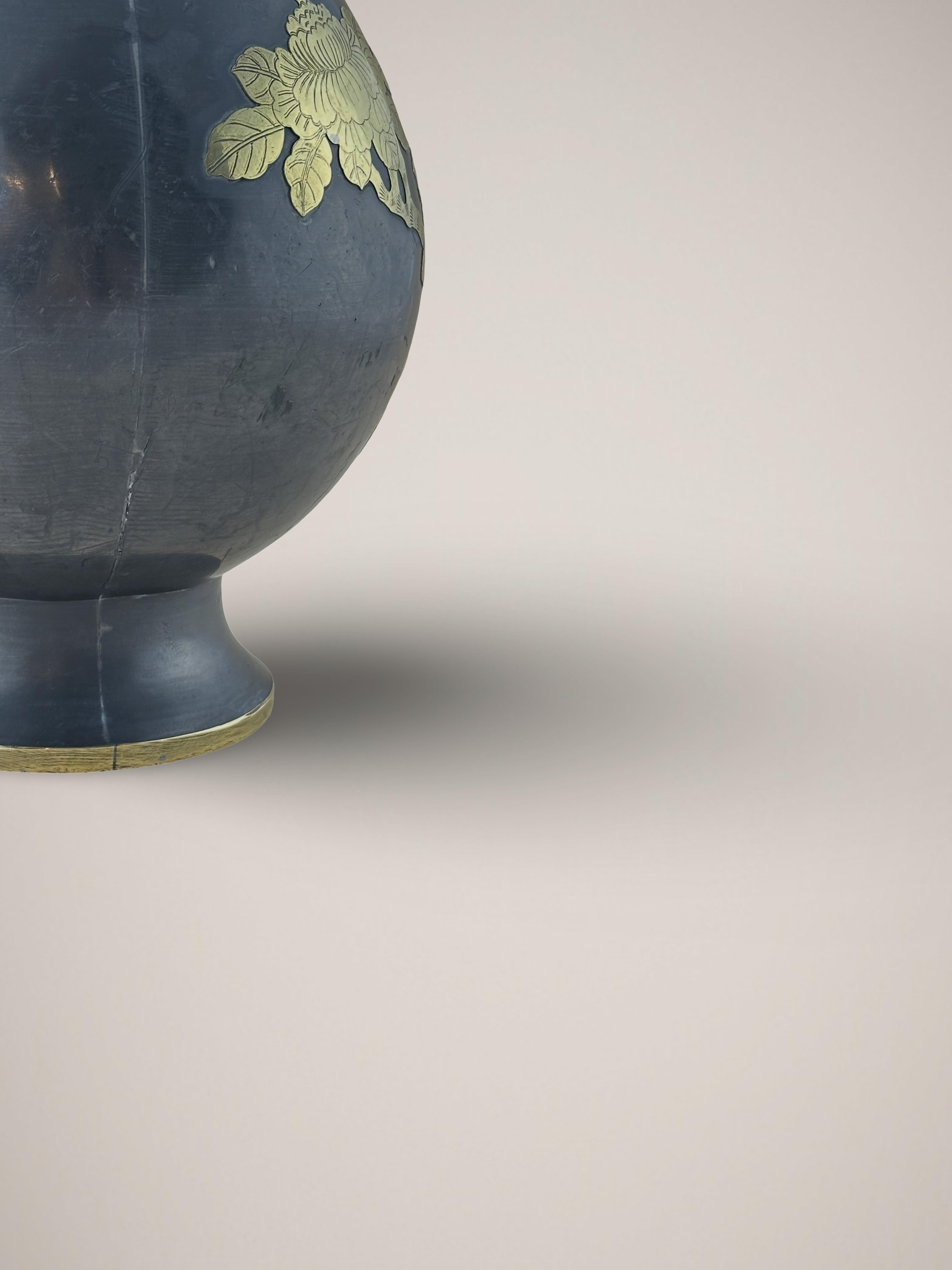 Poli Vase balustre chinois en métal, superposition de laiton, Prunus vers 1960 en vente