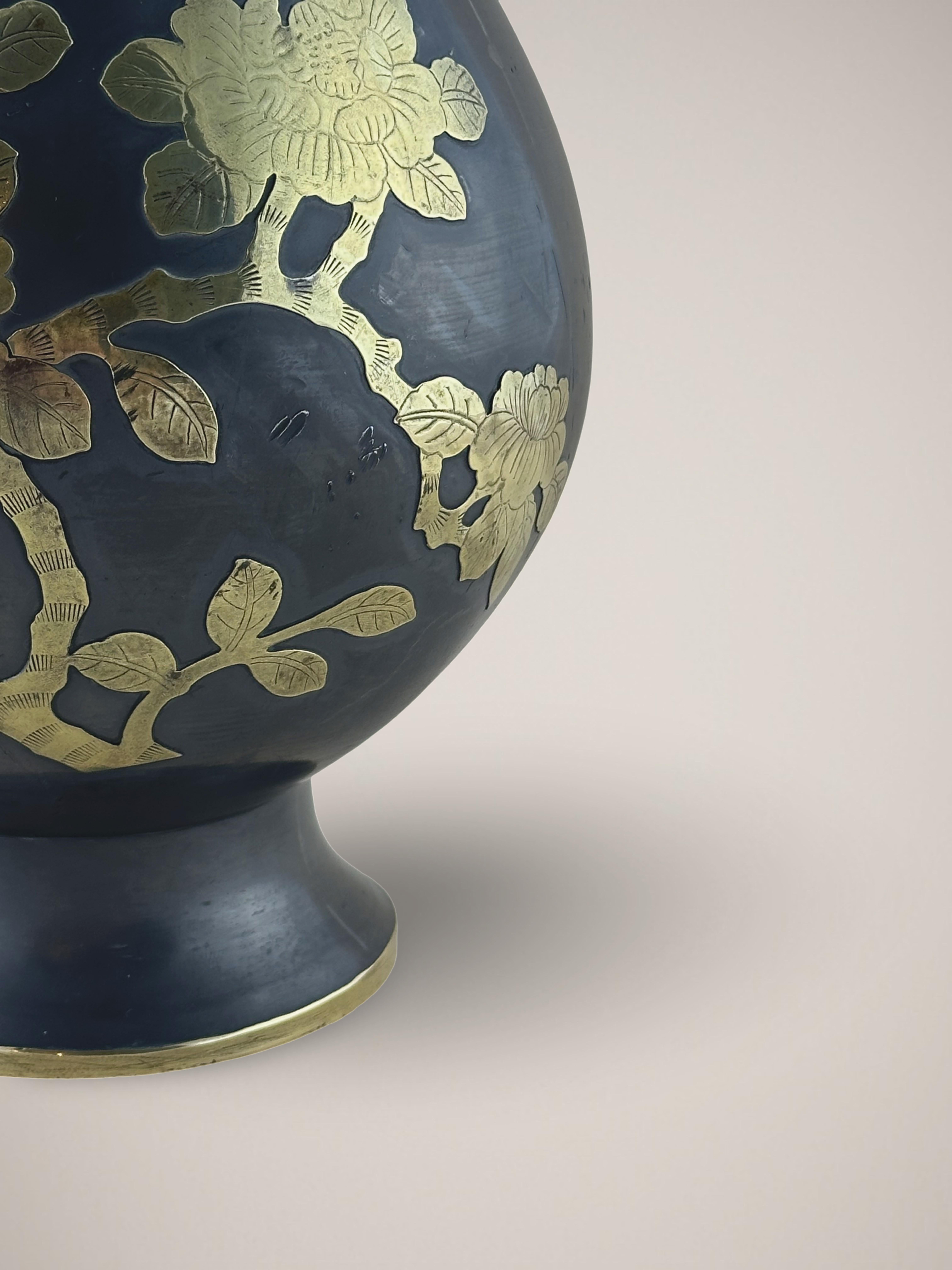 Vase balustre chinois en métal, superposition de laiton, Prunus vers 1960 État moyen - En vente à Glasgow, GB