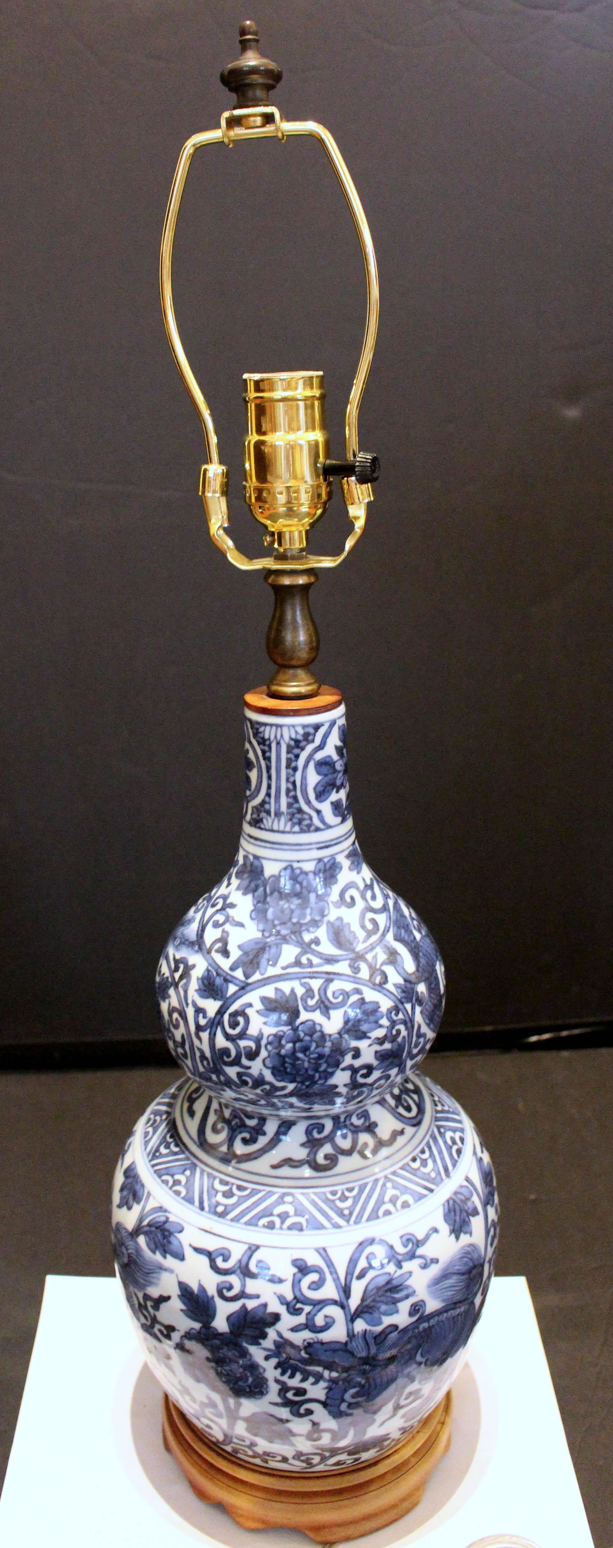 Exportation chinoise Lampe chinoise à vase bleu et blanc du milieu de la fin du 19e siècle en vente