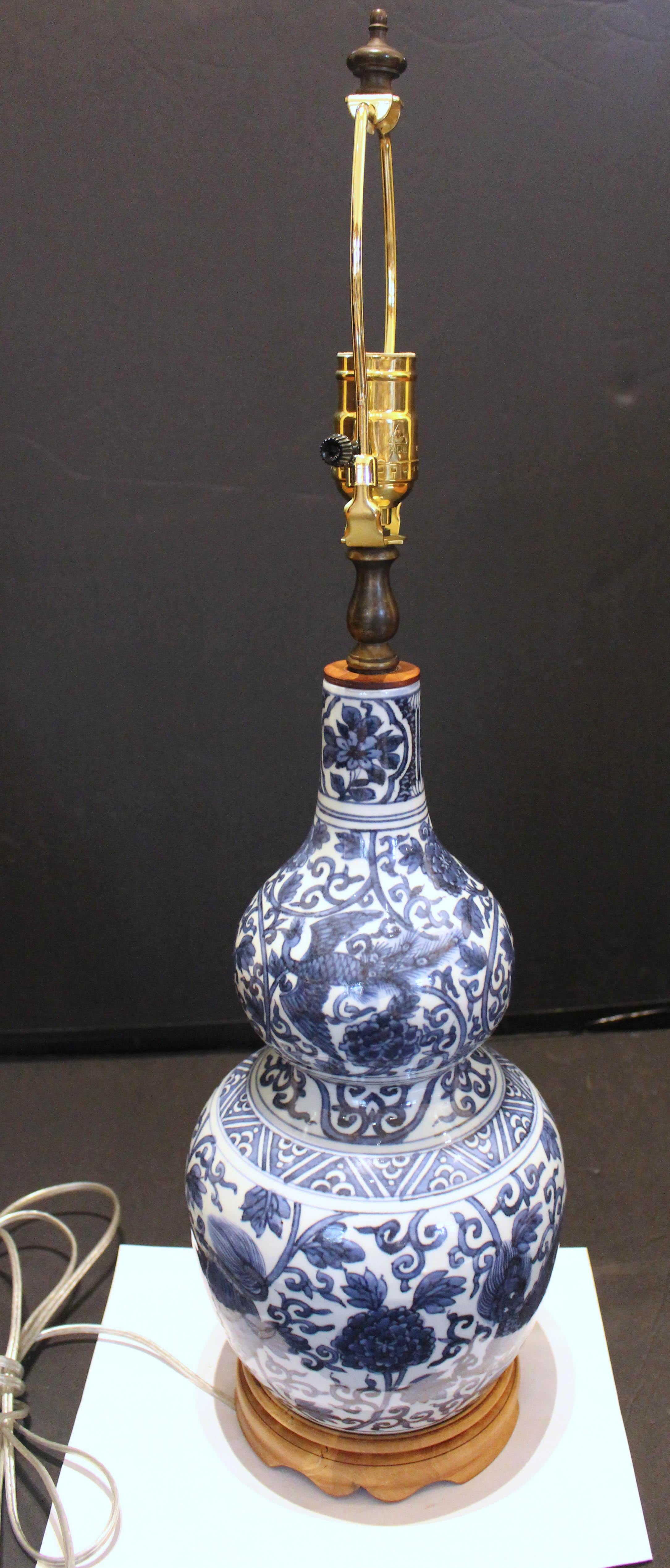 Chinese Mid-Late 19th Century Blue & White Vase Lamp In Good Condition For Sale In Chapel Hill, NC