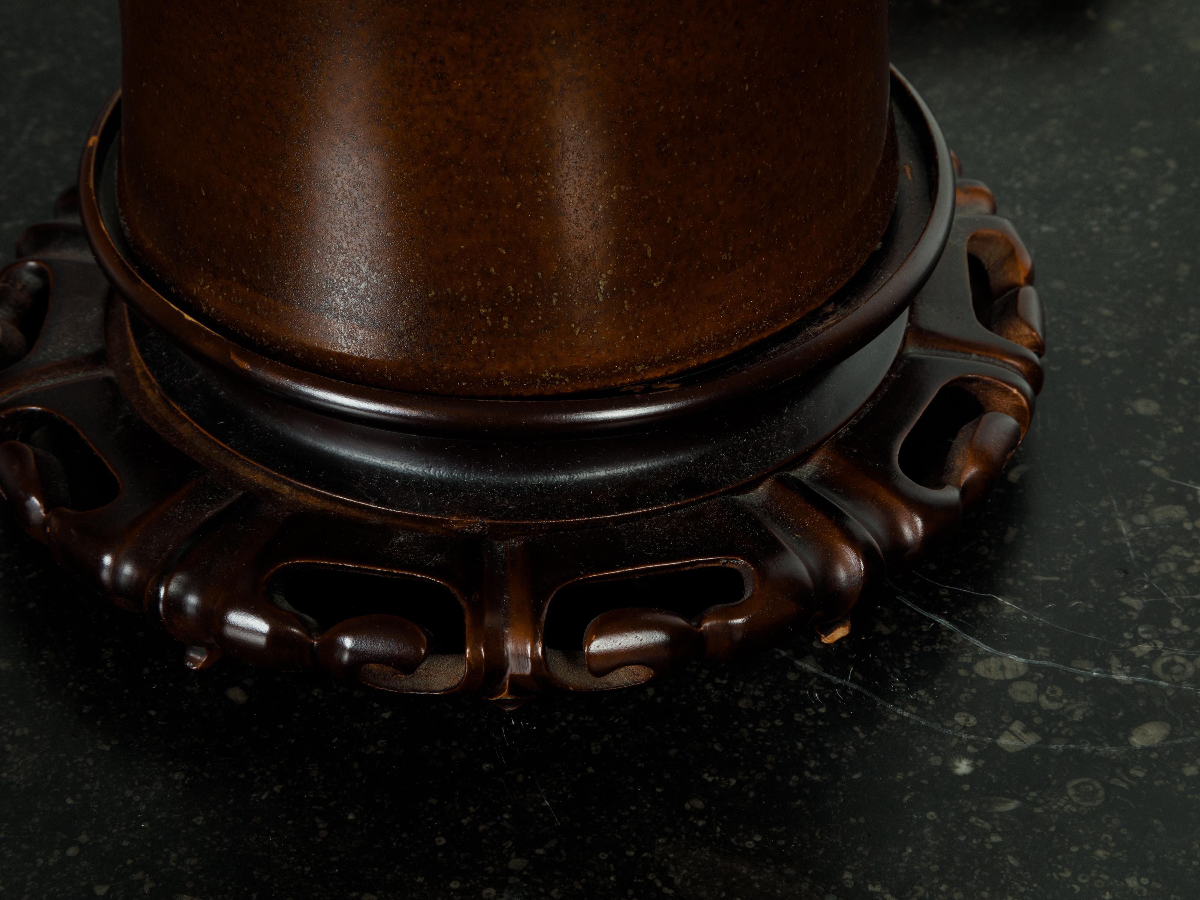 Eine chinesische Vintage-Tischlampe aus der Mitte des 20. Jahrhunderts mit geschnitztem Holzsockel. Diese chinesische Tischlampenvase, die in der Mitte des Jahrhunderts in China hergestellt und für die USA neu verdrahtet wurde, zieht mit ihren