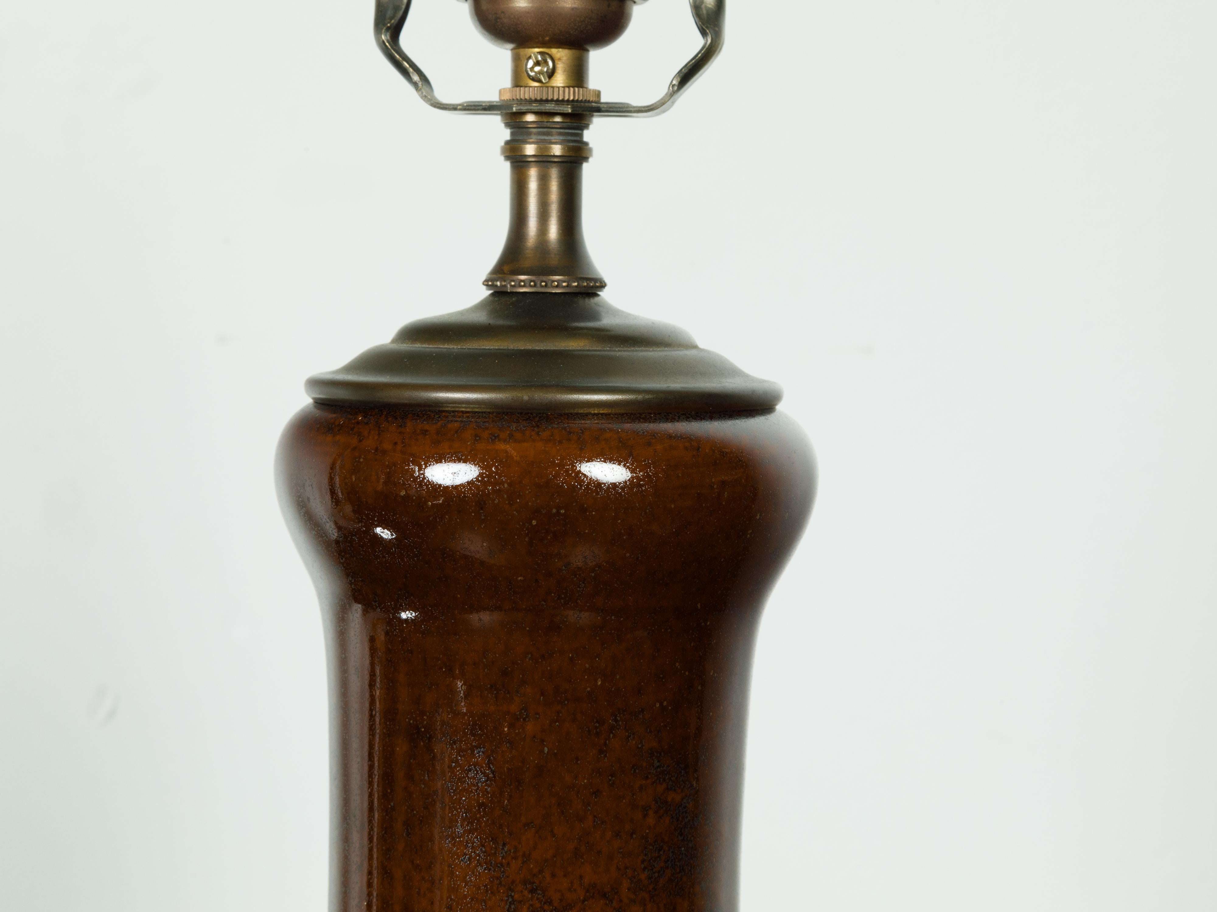 Chinesische Mid-Century-Tischlampe aus der Mitte des Jahrhunderts mit geschnitztem Holzsockel, US- verdrahtet (Moderne der Mitte des Jahrhunderts) im Angebot