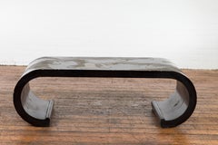 Chinesisch Midcentury Wasserfall Scroll Tisch mit reservierten Vögel Dekor
