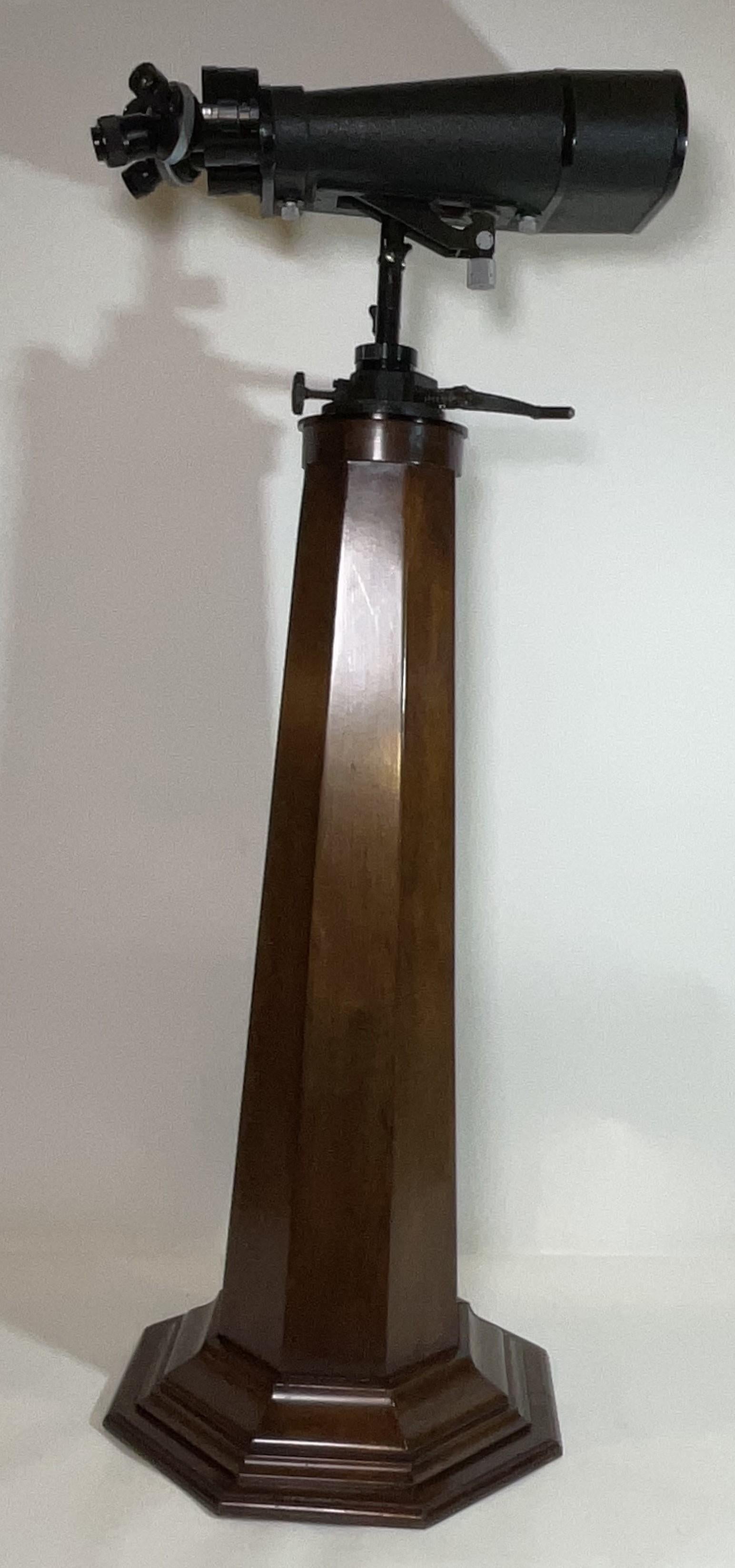 Hochleistungsfernglas auf speziellem Hartholzsockel mit geschliffenen Kristalllinsen Präzisionsfernglas mit außergewöhnlich großem Sehfeld. Okulare der Stärke 20 und 40. 59