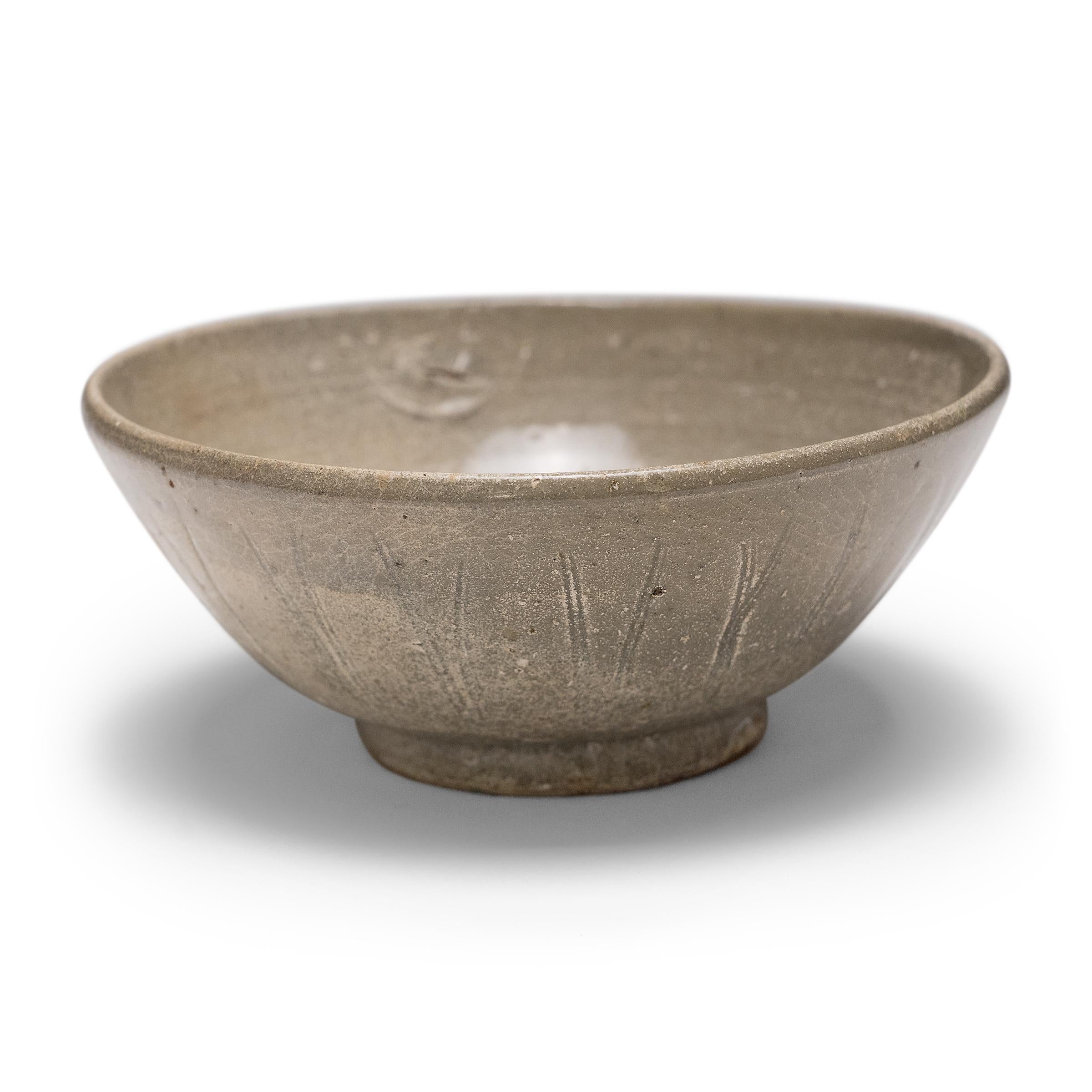 Chinois Bol à lotus en céladon de l'époque Ming chinoise, c. 1550 en vente