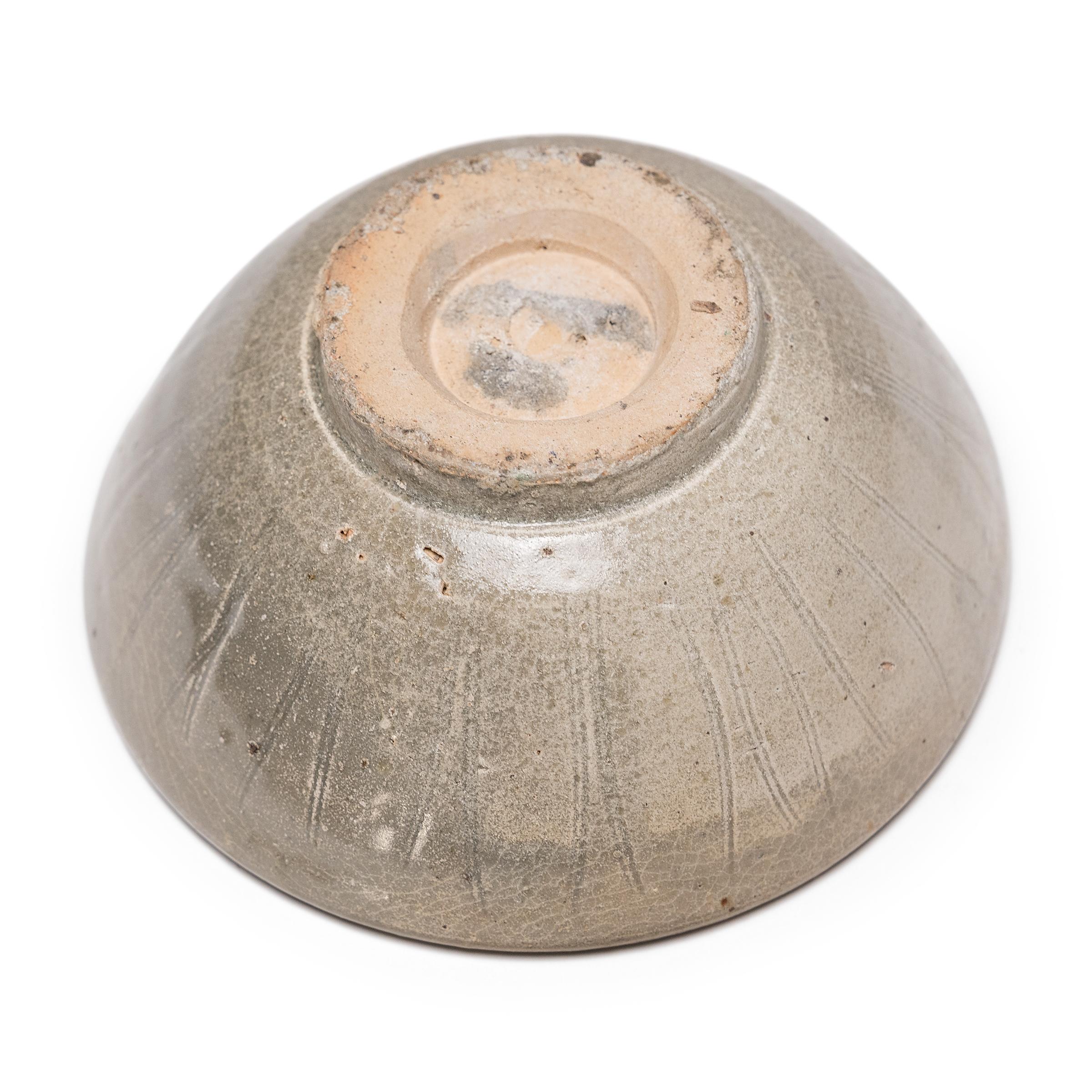 Bol à lotus en céladon de l'époque Ming chinoise, c. 1550 Bon état - En vente à Chicago, IL