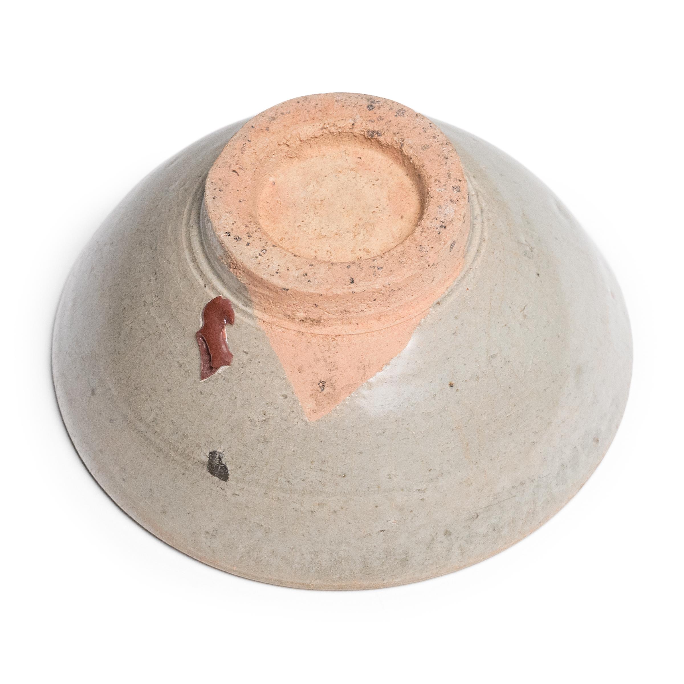 Bol à riz chinois en céladon Ming, c. 1550 Bon état - En vente à Chicago, IL