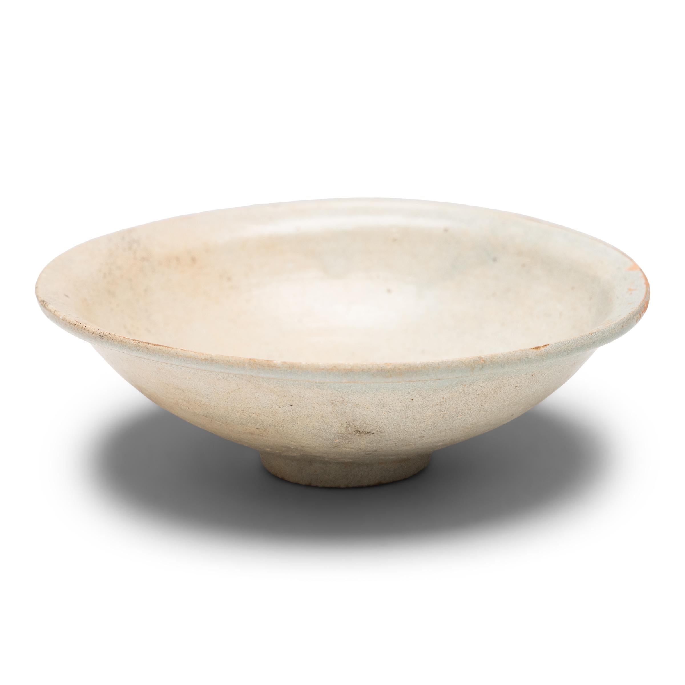 Vernissé Chinese Ming Clouded Celadon Bowl, c. 1400 en vente