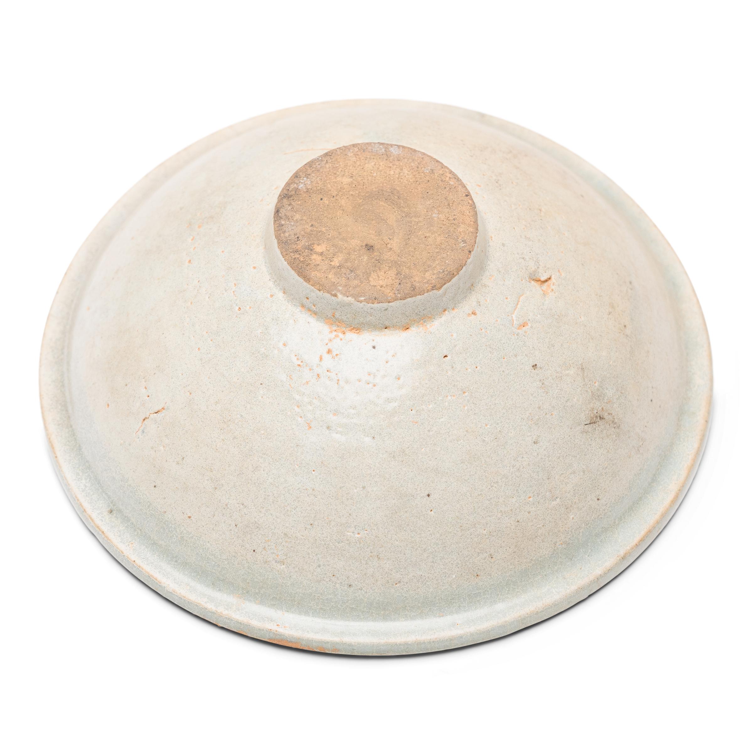 XVIIIe siècle et antérieur Chinese Ming Clouded Celadon Bowl, c. 1400 en vente