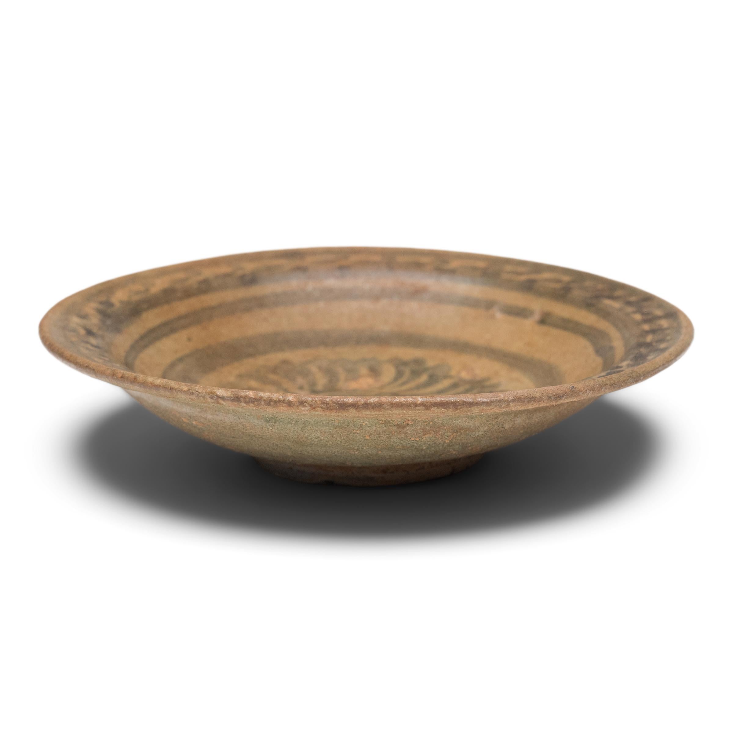 Vernissé Chinese Ming Cobalt Brushed Chrysanthemum Dish, c. 1500 en vente