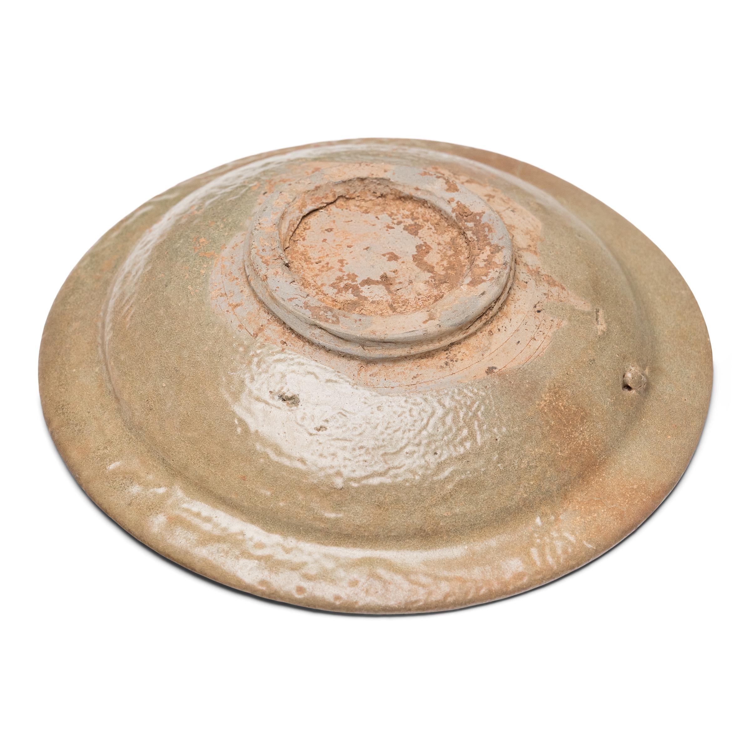 XVIIIe siècle et antérieur Chinese Ming Cobalt Brushed Chrysanthemum Dish, c. 1500 en vente