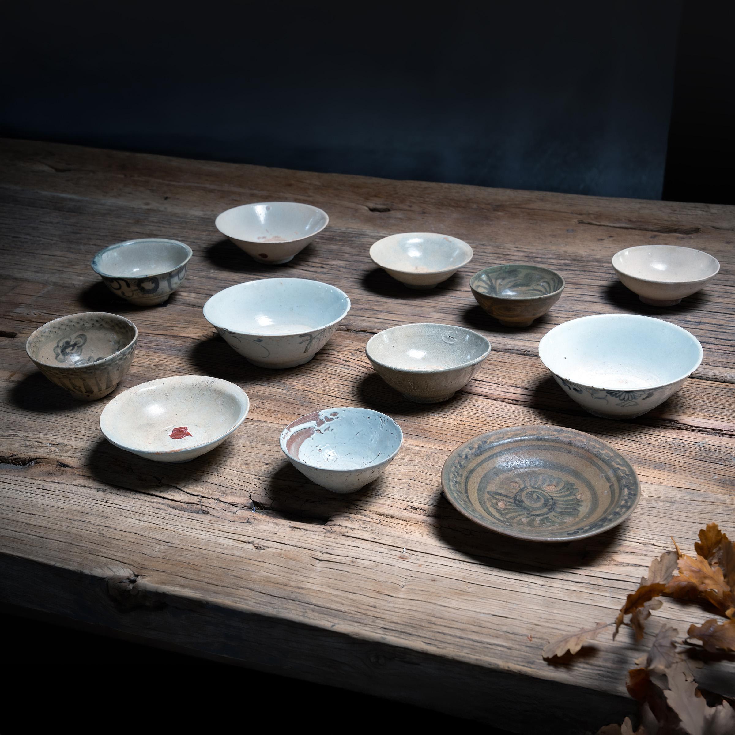 Chinese Ming Cobalt Brushed Chrysanthemum Dish, c. 1500 en vente 1