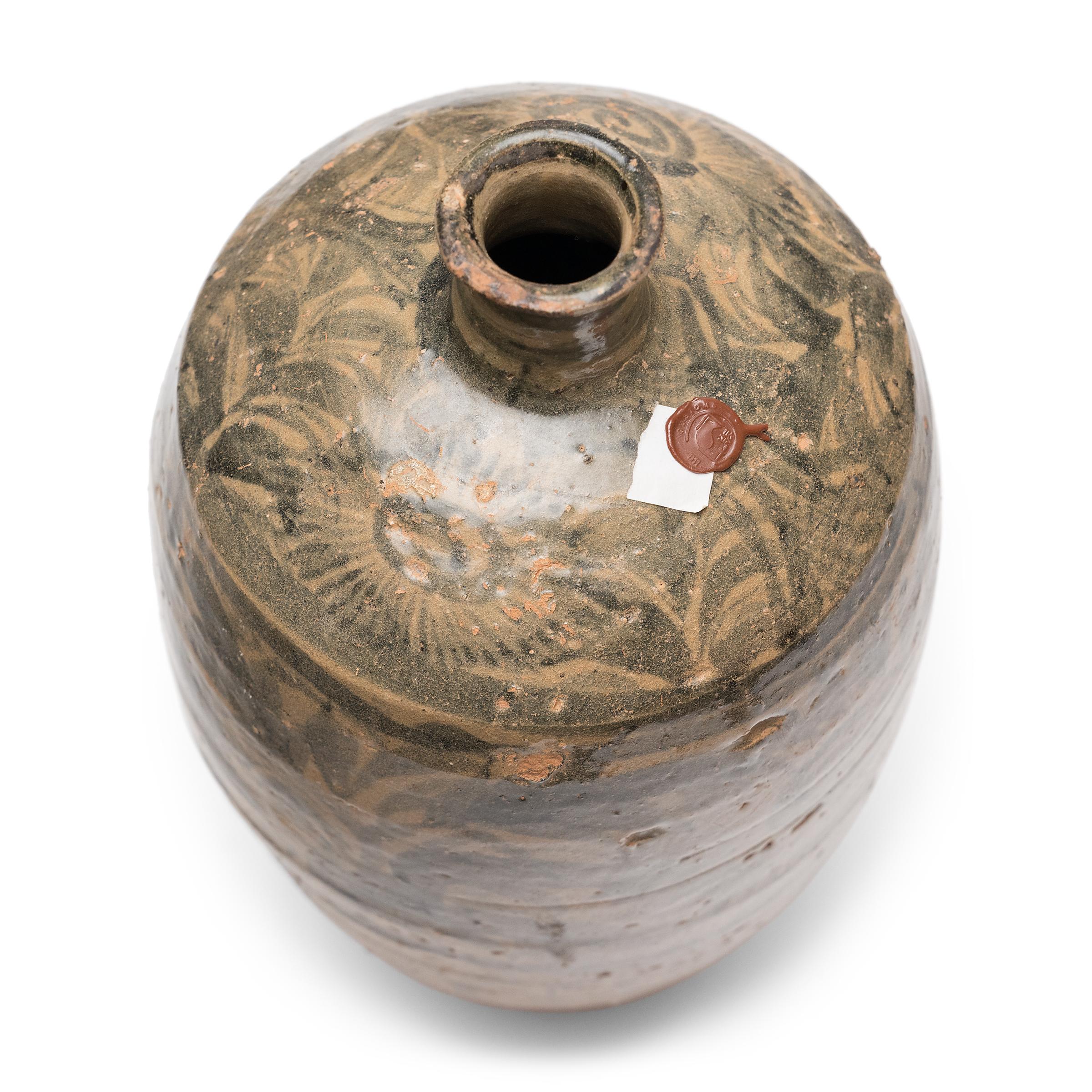 Chinese Ming Cobalt Brushed Wine Bottle, c. 1550 In Good Condition For Sale In Chicago, IL