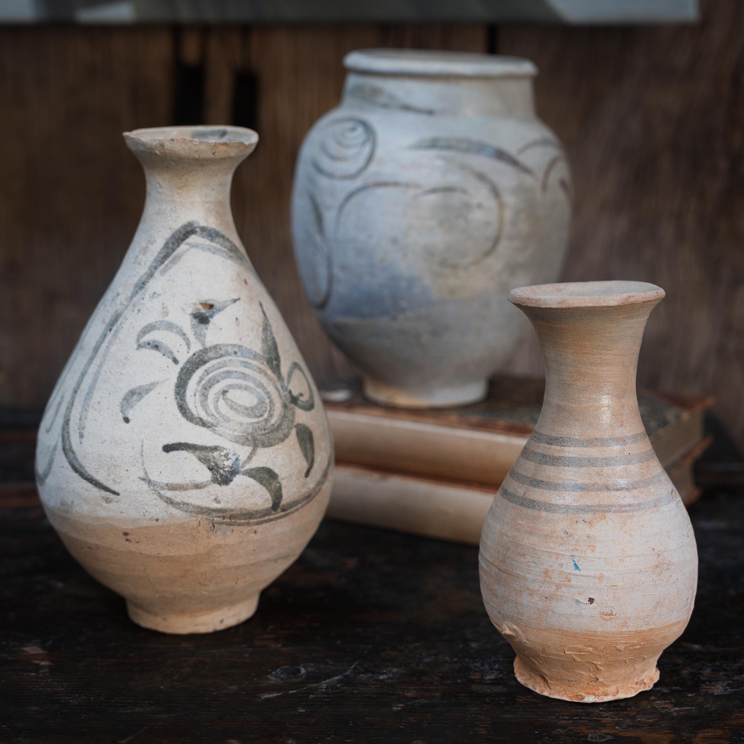 Cette petite bouteille en céramique est un récipient de la dynastie Ming (1368-1644) utilisé à l'origine pour servir de l'alcool de riz ou des spiritueux. La forme gracieusement incurvée est connue sous le nom de yuhuchunping, ou vase en forme de