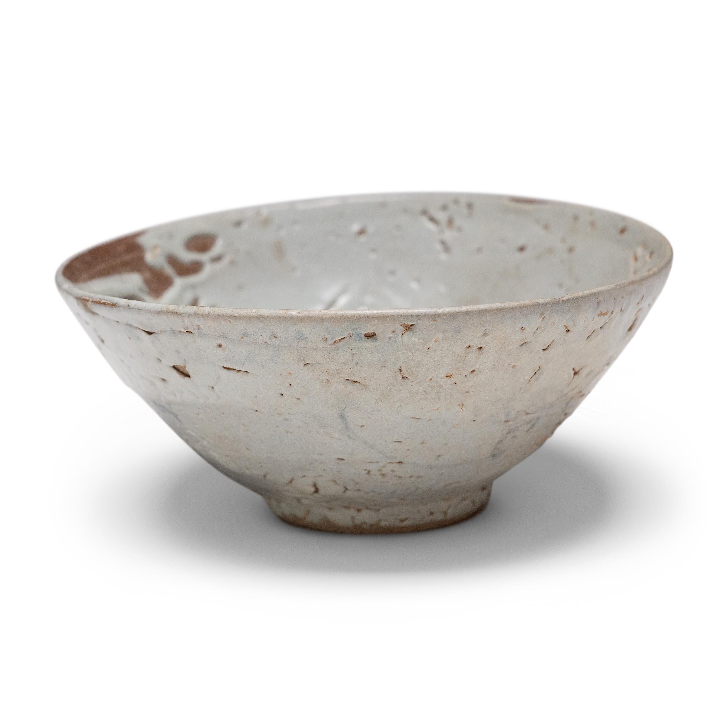 Vernissé Chinese Ming Crawled Celadon Bowl, c. 1600 en vente
