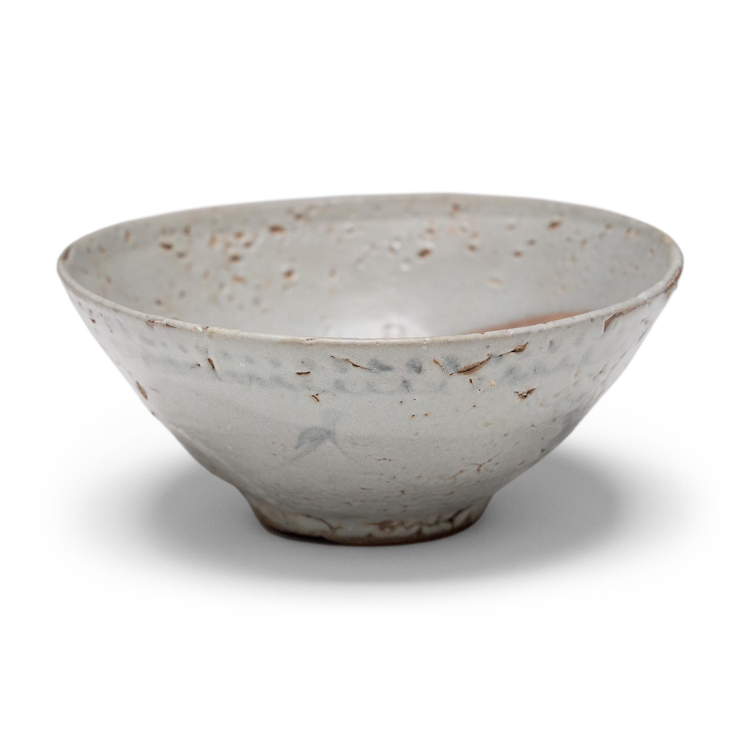 Chinese Ming Crawled Celadon Bowl, c. 1600 Bon état - En vente à Chicago, IL