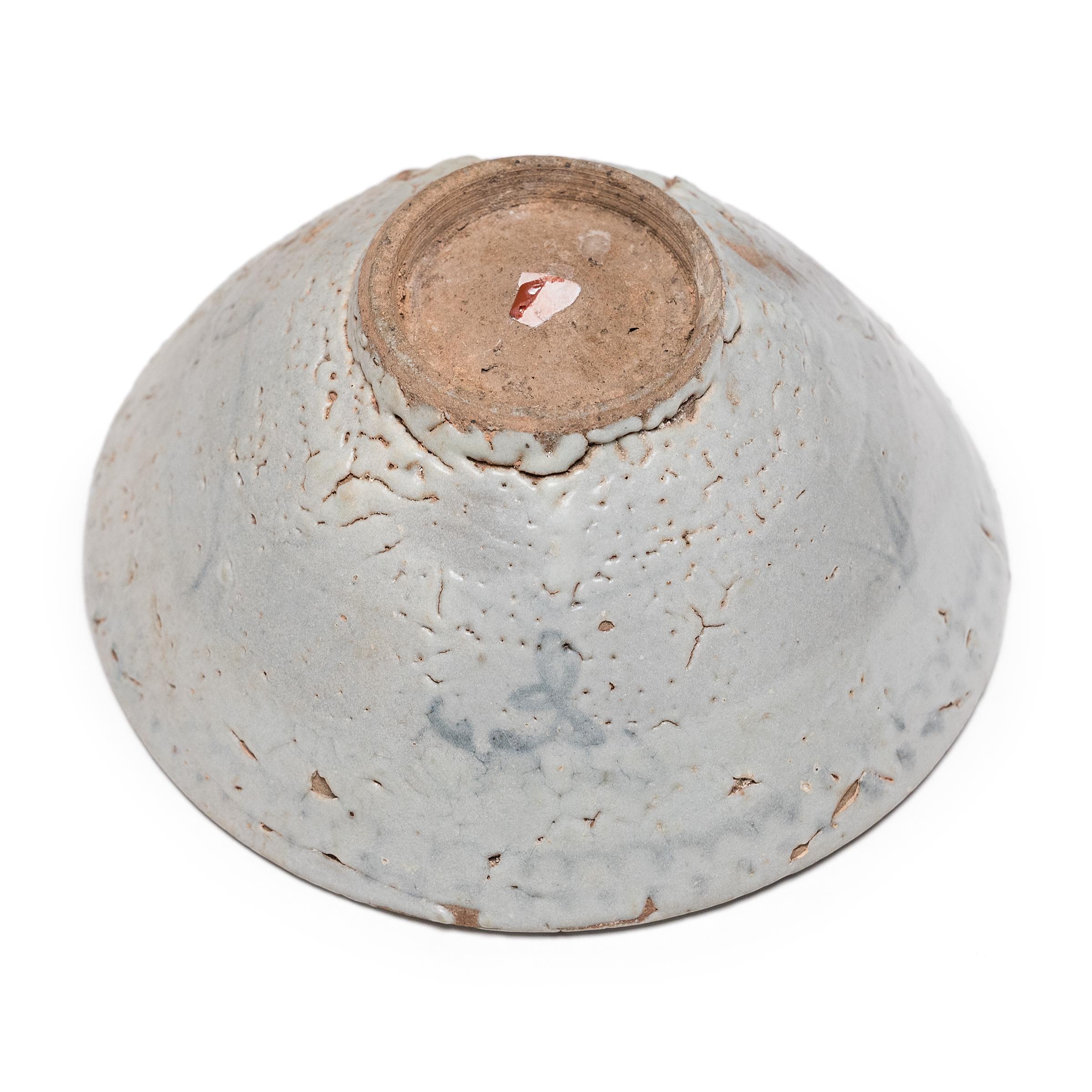 17ème siècle Chinese Ming Crawled Celadon Bowl, c. 1600 en vente