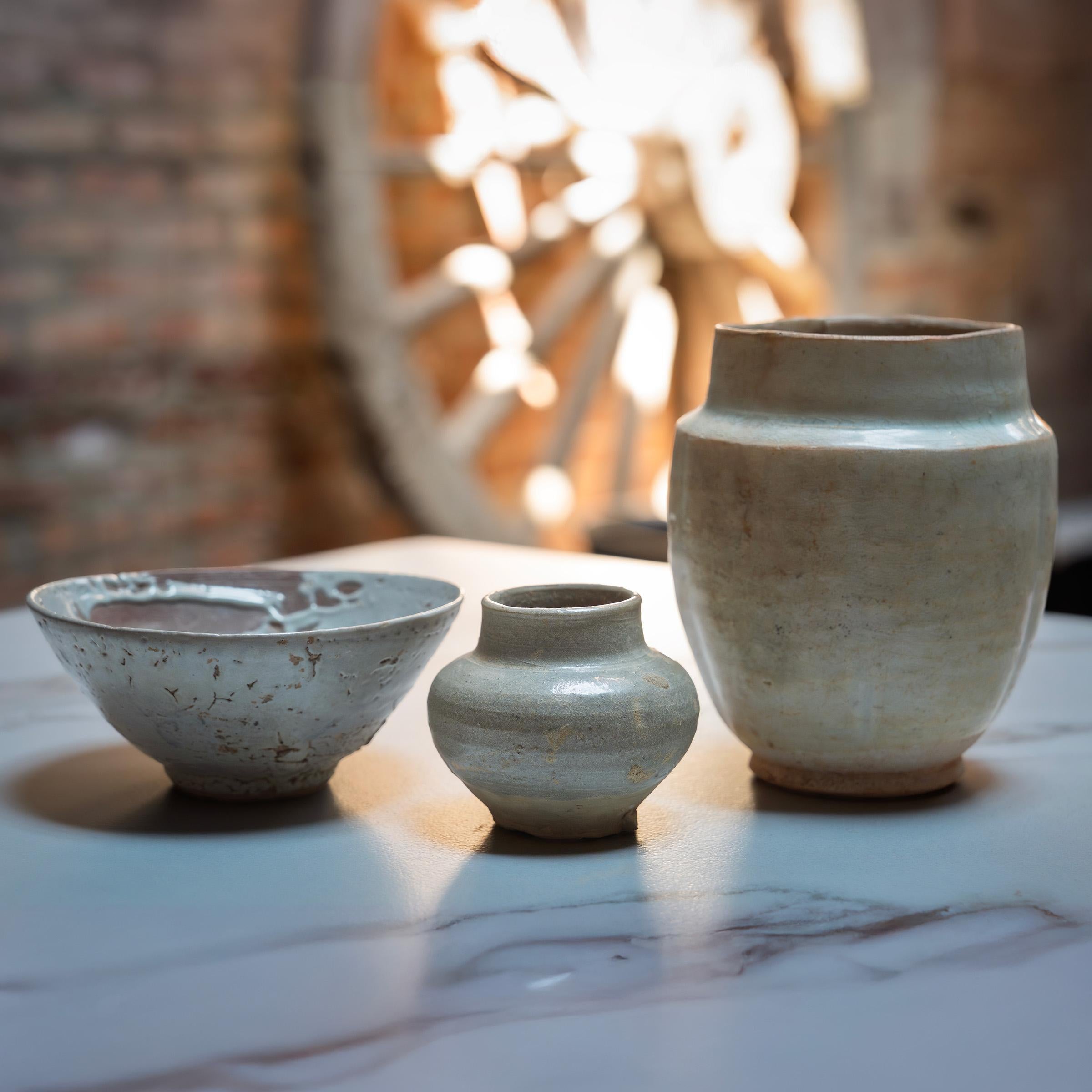 Poterie Chinese Ming Crawled Celadon Bowl, c. 1600 en vente