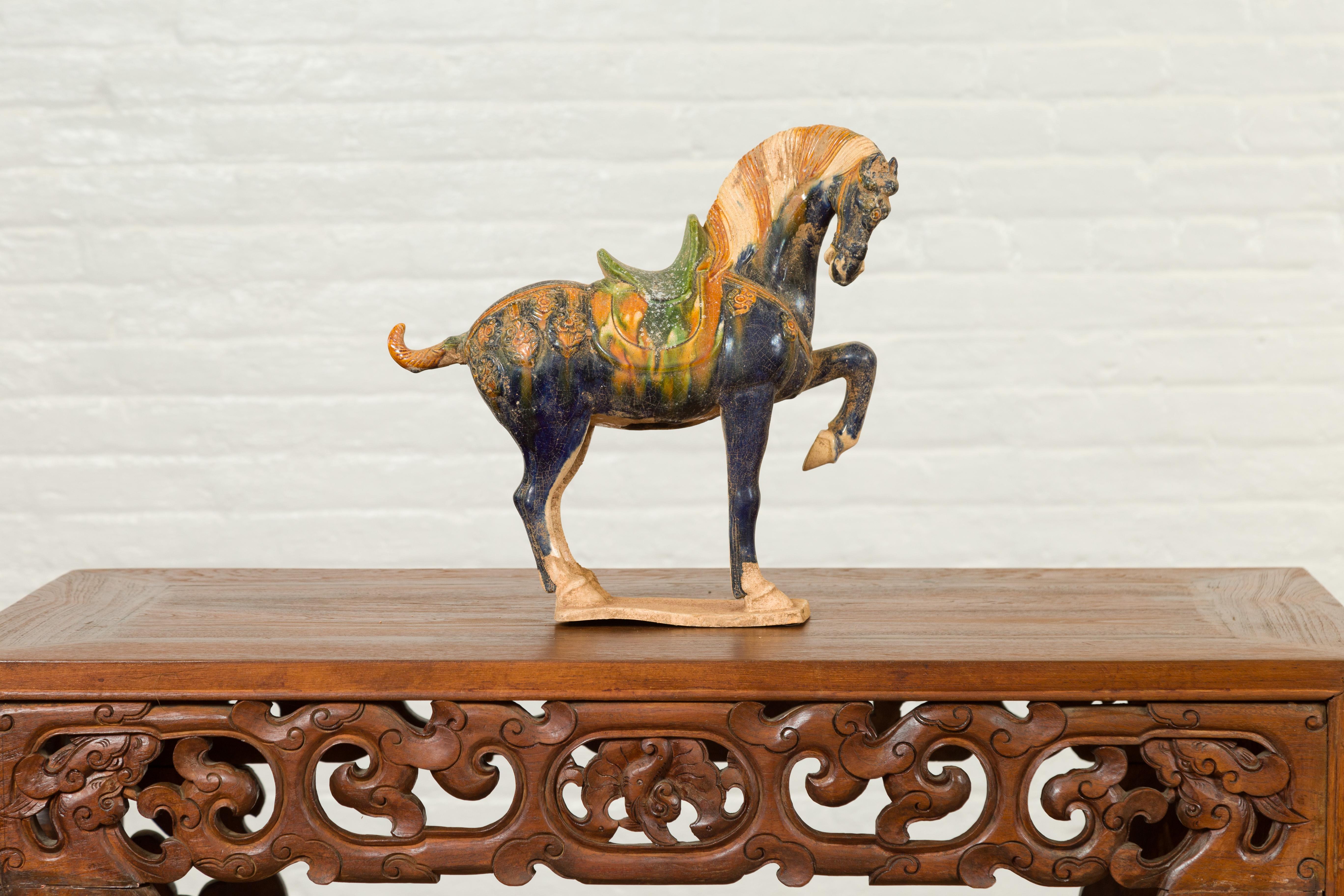 Chinesische glasierte Terrakotta-Skulptur eines tanzenden Pferdes im chinesischen Ming-Design auf Sockel (Glasiert) im Angebot
