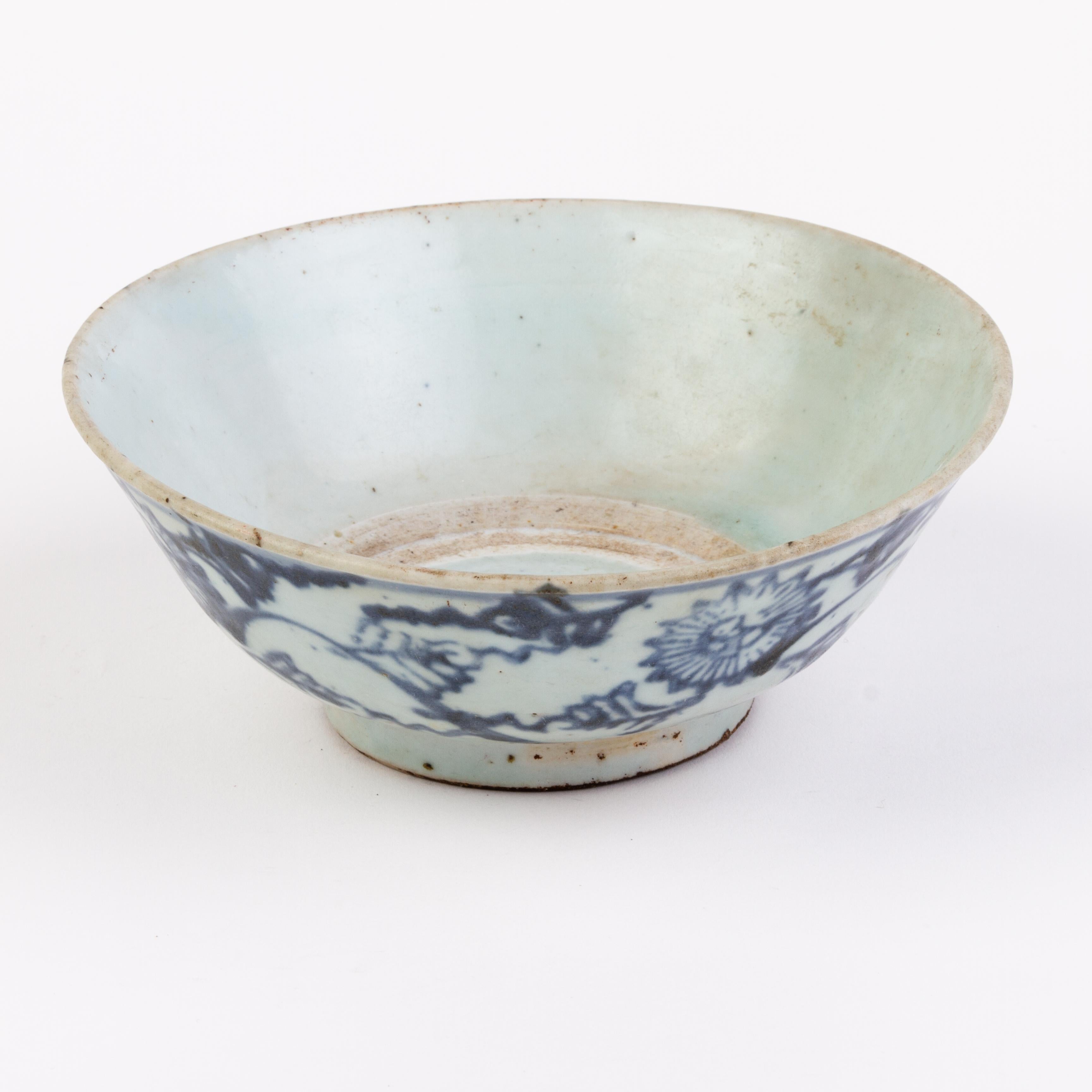 Chinese Ming Dynasty Blue & White Porcelain Floral Bowl 18th Century 
Good condition overall, as seen
From a private collection
Free international shipping.