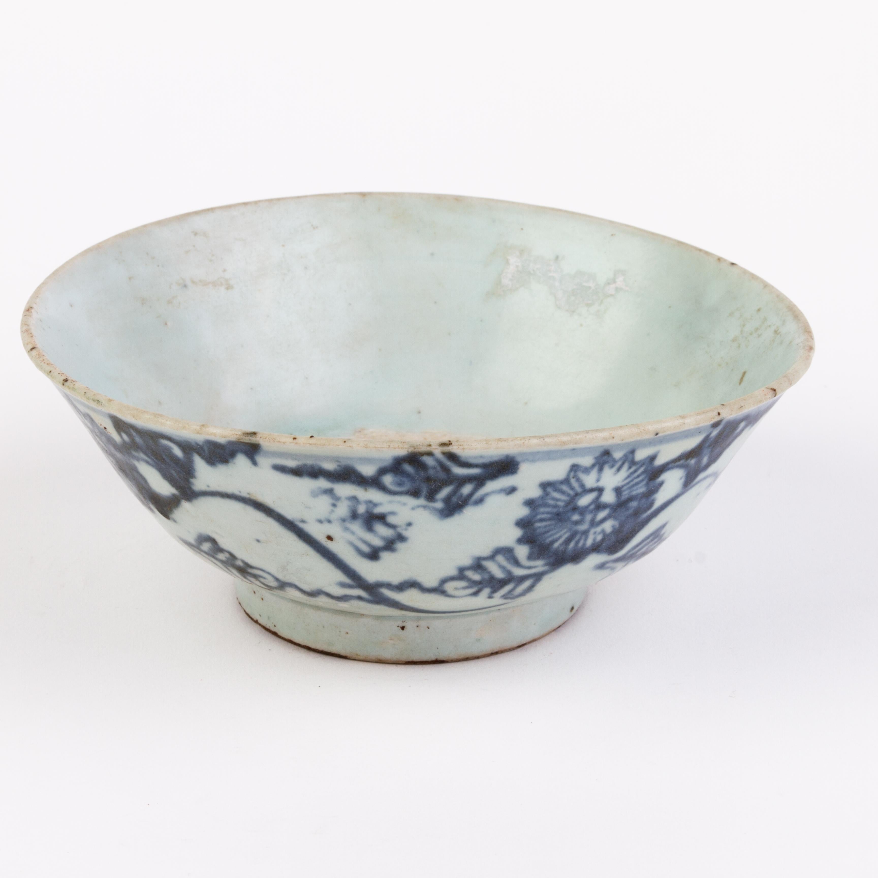 Chinese Ming Dynasty Blue & White Porcelain Floral Bowl 18th Century  In Good Condition In Nottingham, GB