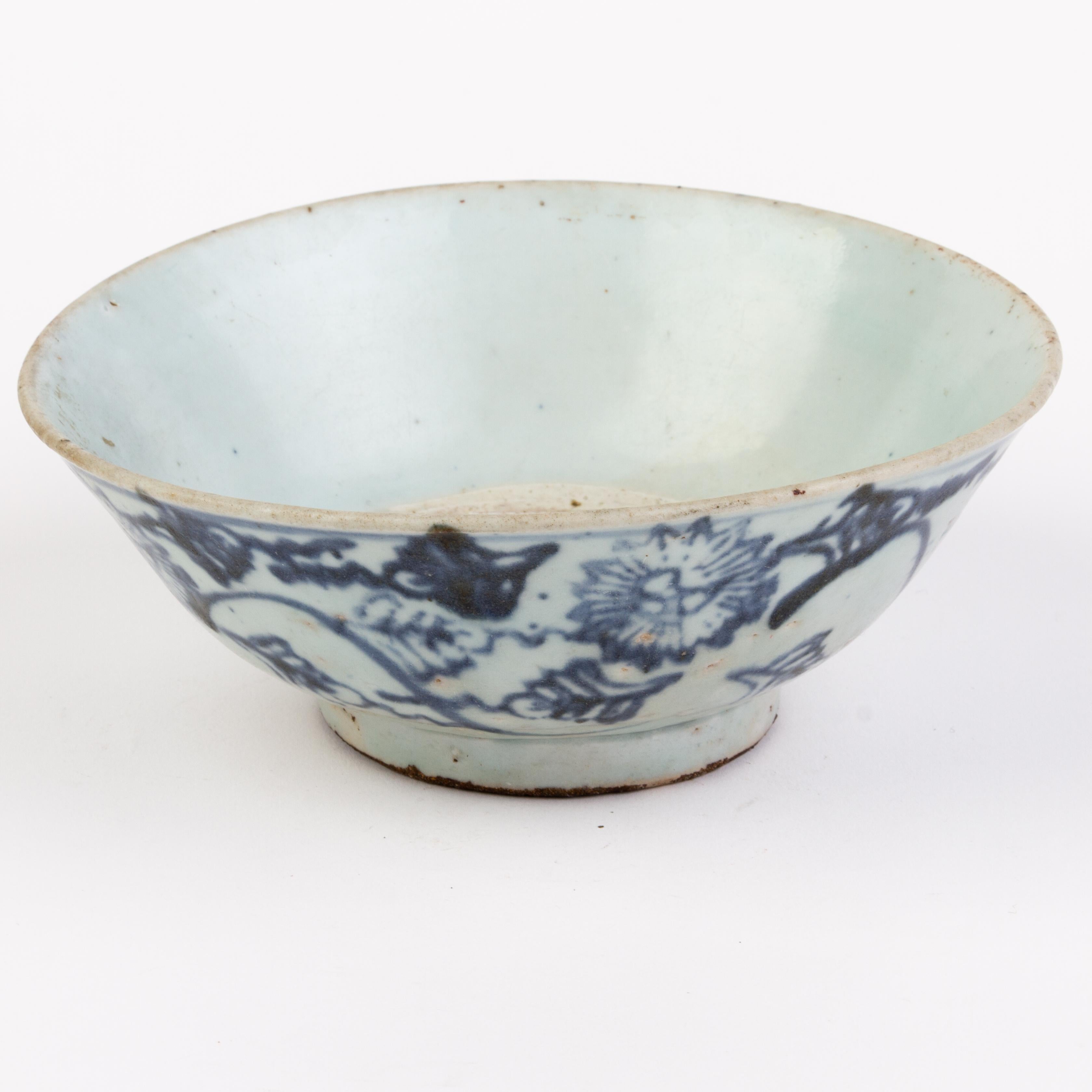 18th Century and Earlier Chinese Ming Dynasty Blue & White Porcelain Floral Bowl 18th Century 