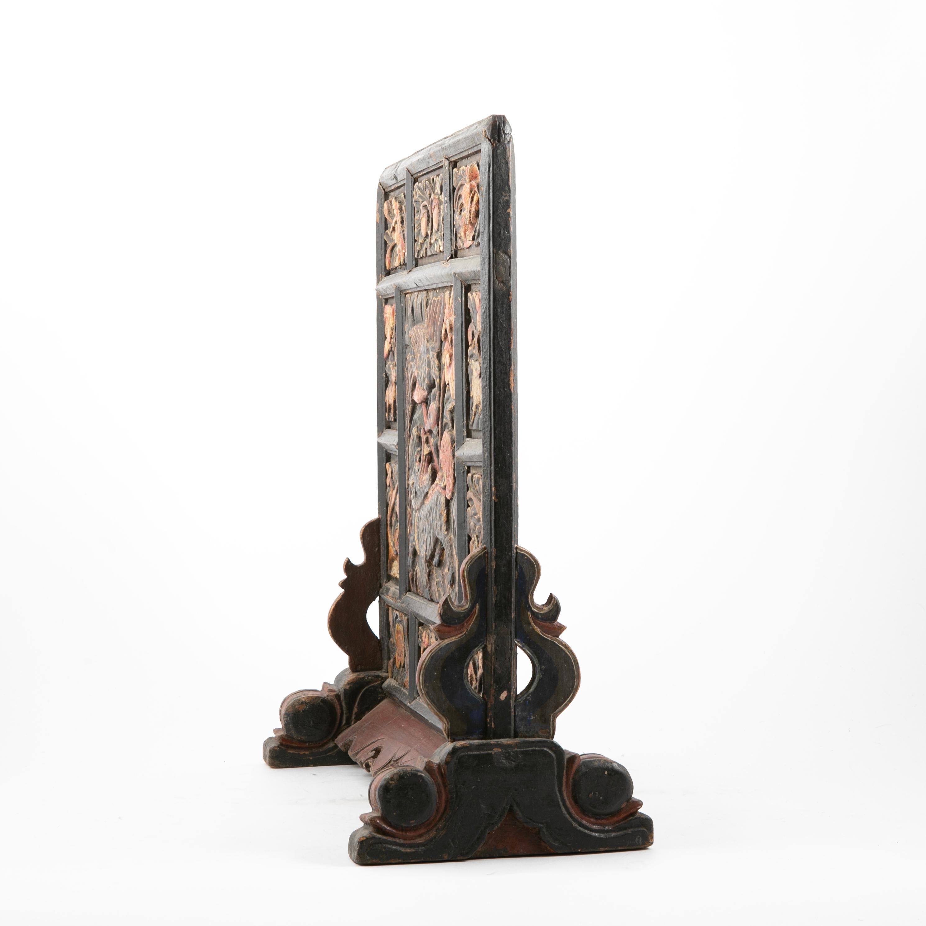 Rare paravent de table sur pied de la dynastie Ming des 16-17e siècles. État d'origine intact.
En bois sculpté à la main, le panneau est sculpté de détails en relief représentant un dragon, des grues, des animaux mythiques, des fleurs, etc. peints