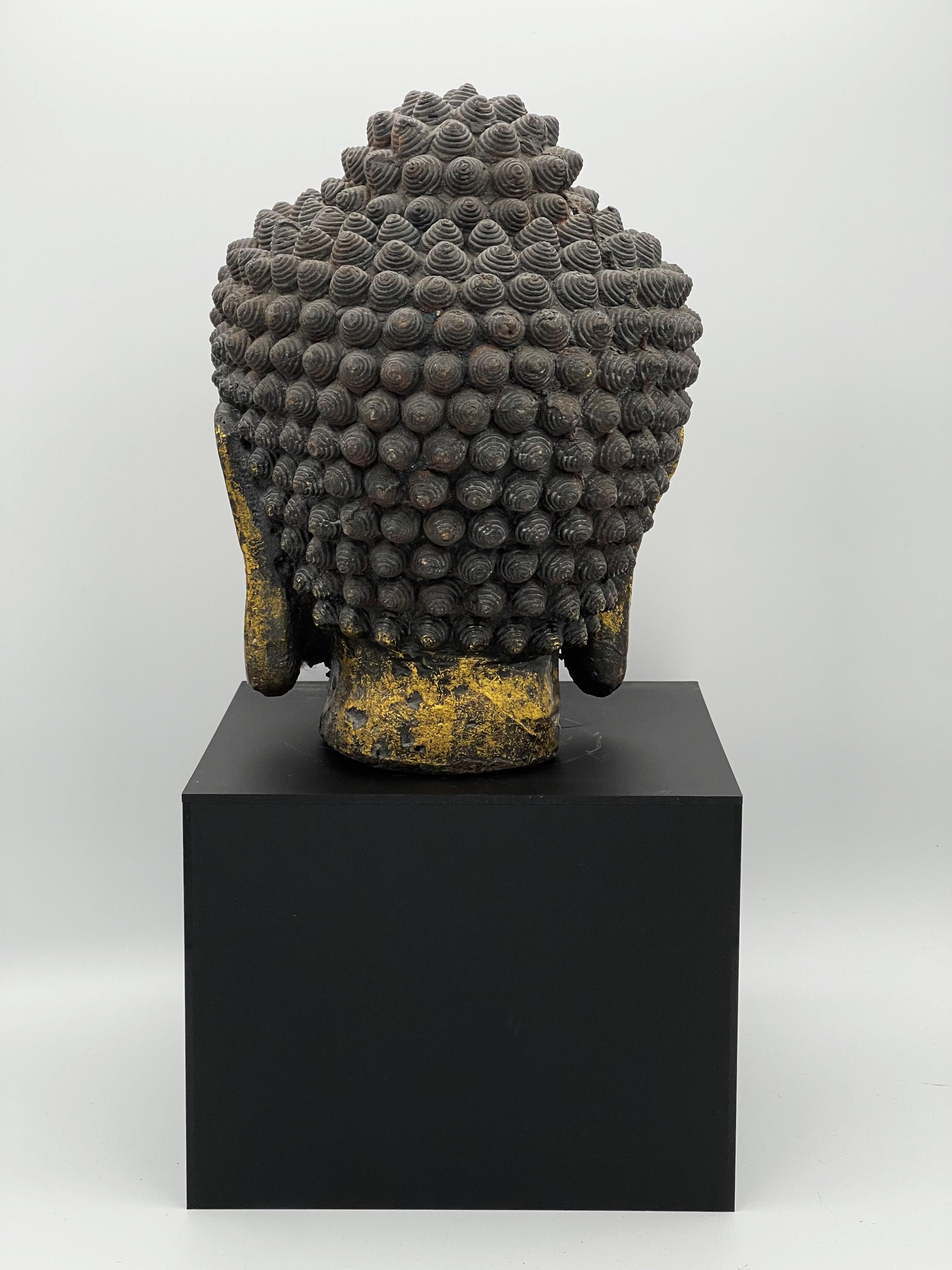 Japonisme Tête de Bouddha en fer doré de la dynastie chinoise Ming, ca. XVIIe siècle en vente