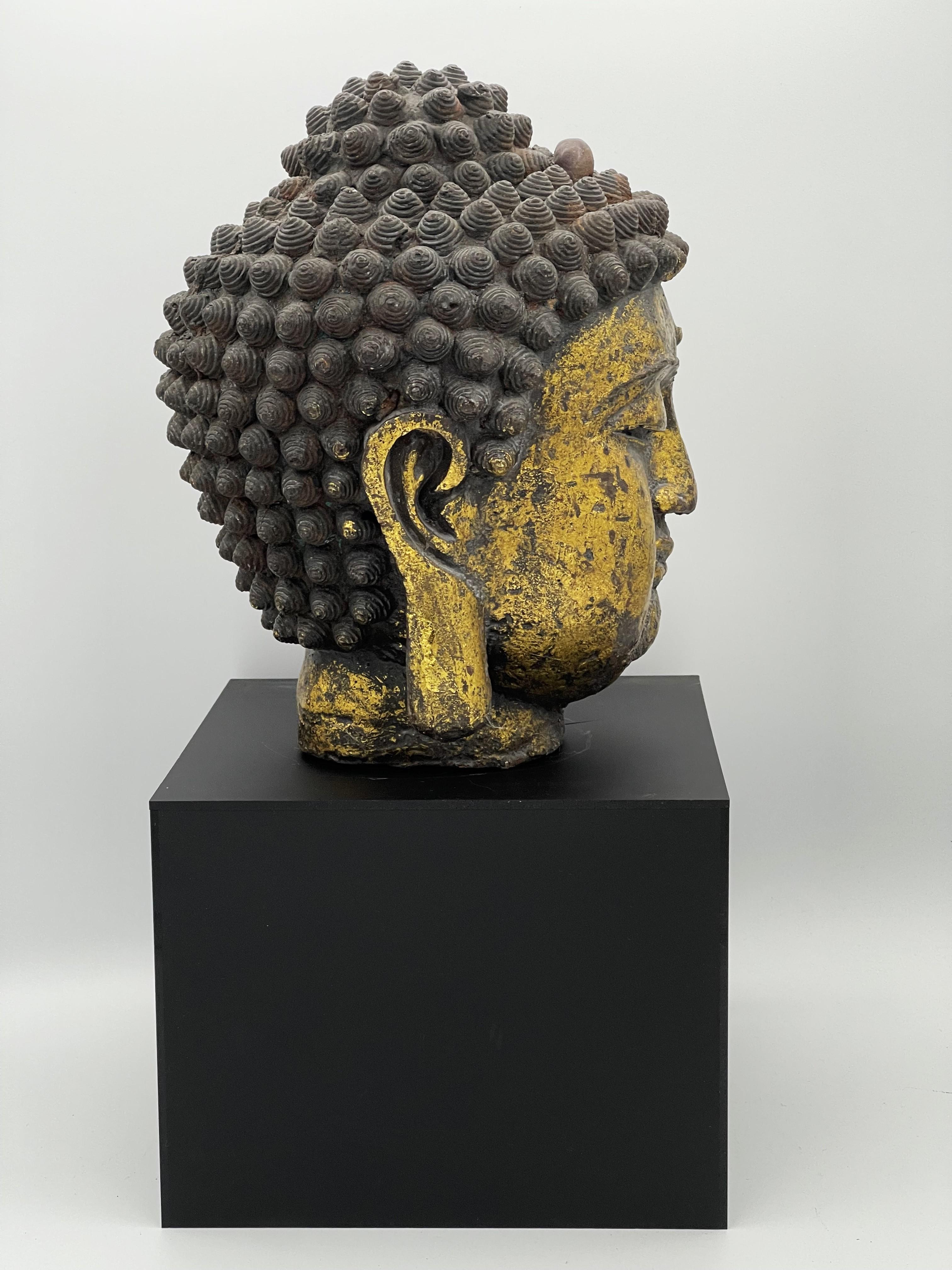Japonais Tête de Bouddha en fer doré de la dynastie chinoise Ming, ca. XVIIe siècle en vente