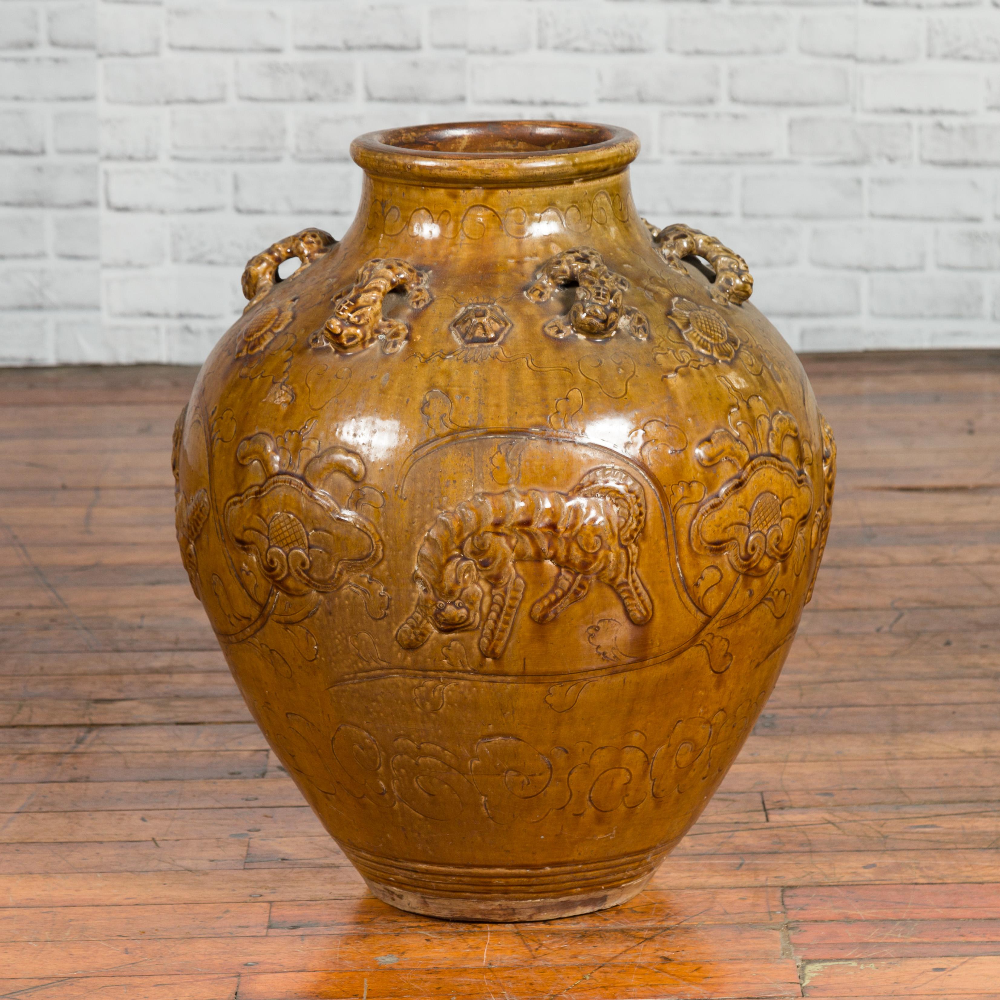 Un vaso da acqua Martaban in ceramica smaltata del XVII secolo, risalente alla dinastia Ming, con motivi di tigri e manici piccoli. Creato in Cina durante l'epoca della dinastia Ming, questo vaso per acqua Martaban presenta una patina marrone dorata