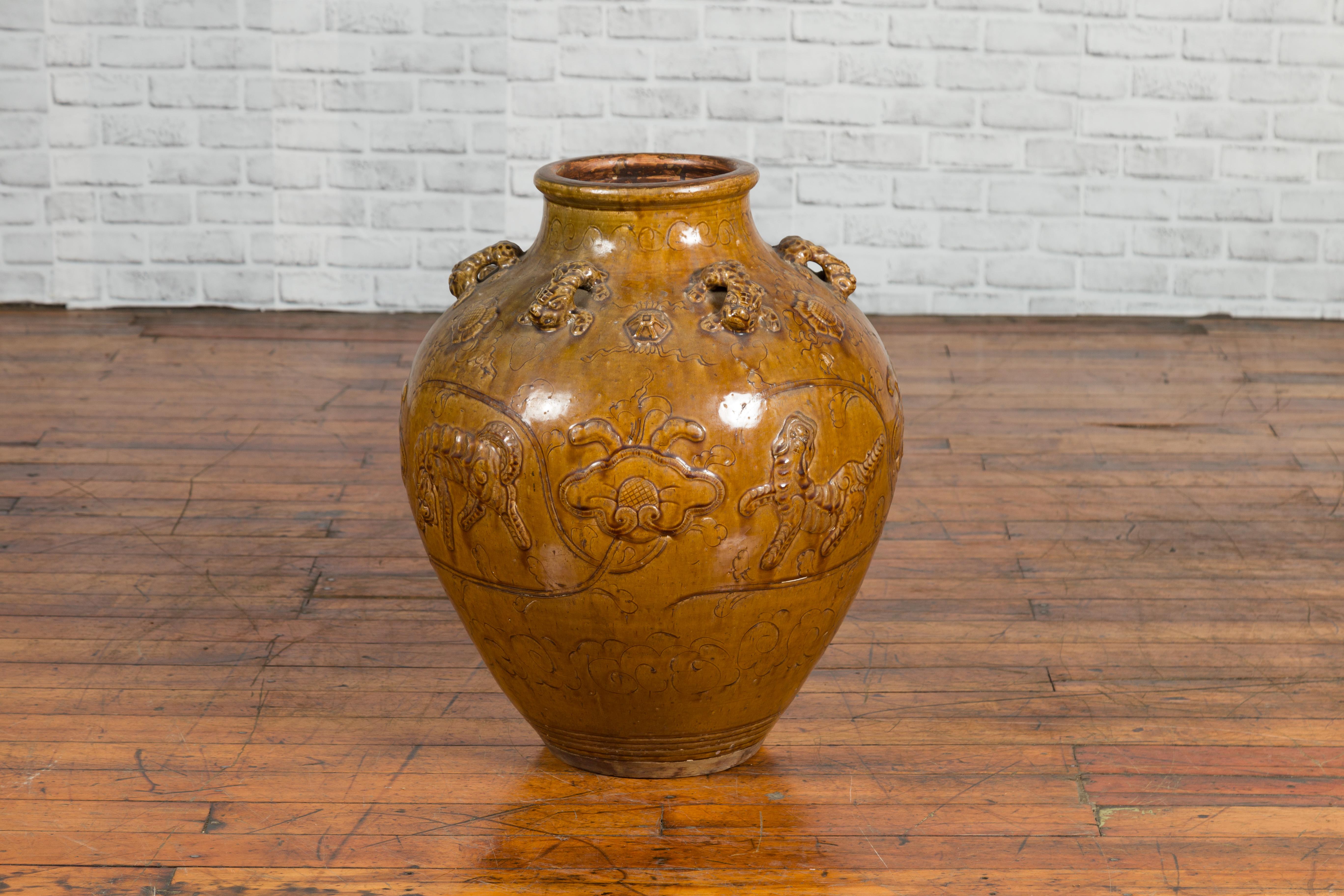 Chinois Pot à eau Martaban émaillé marron doré de la dynastie chinoise Ming avec motifs de tigre en vente