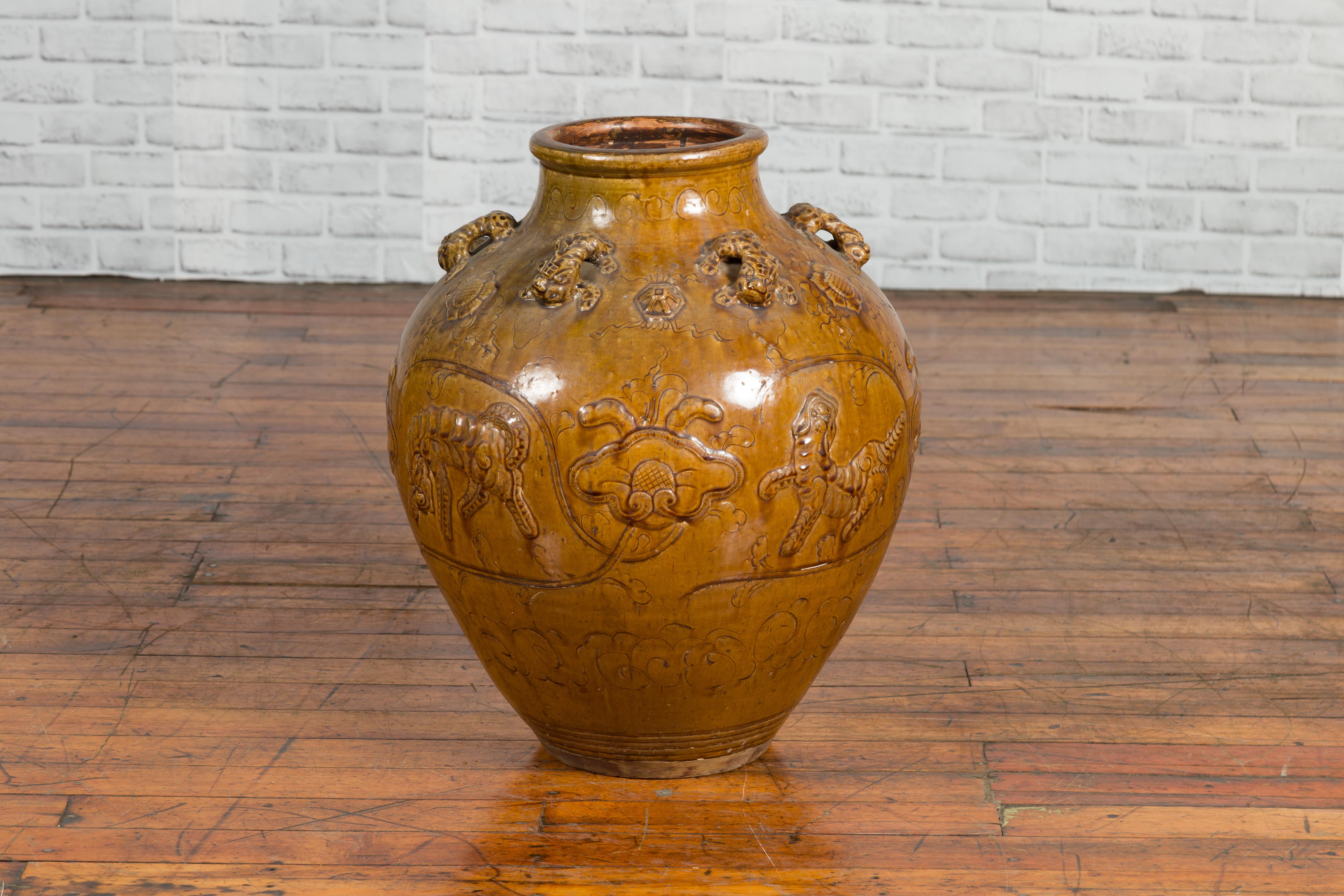 Vernissé Pot à eau Martaban émaillé marron doré de la dynastie chinoise Ming avec motifs de tigre en vente