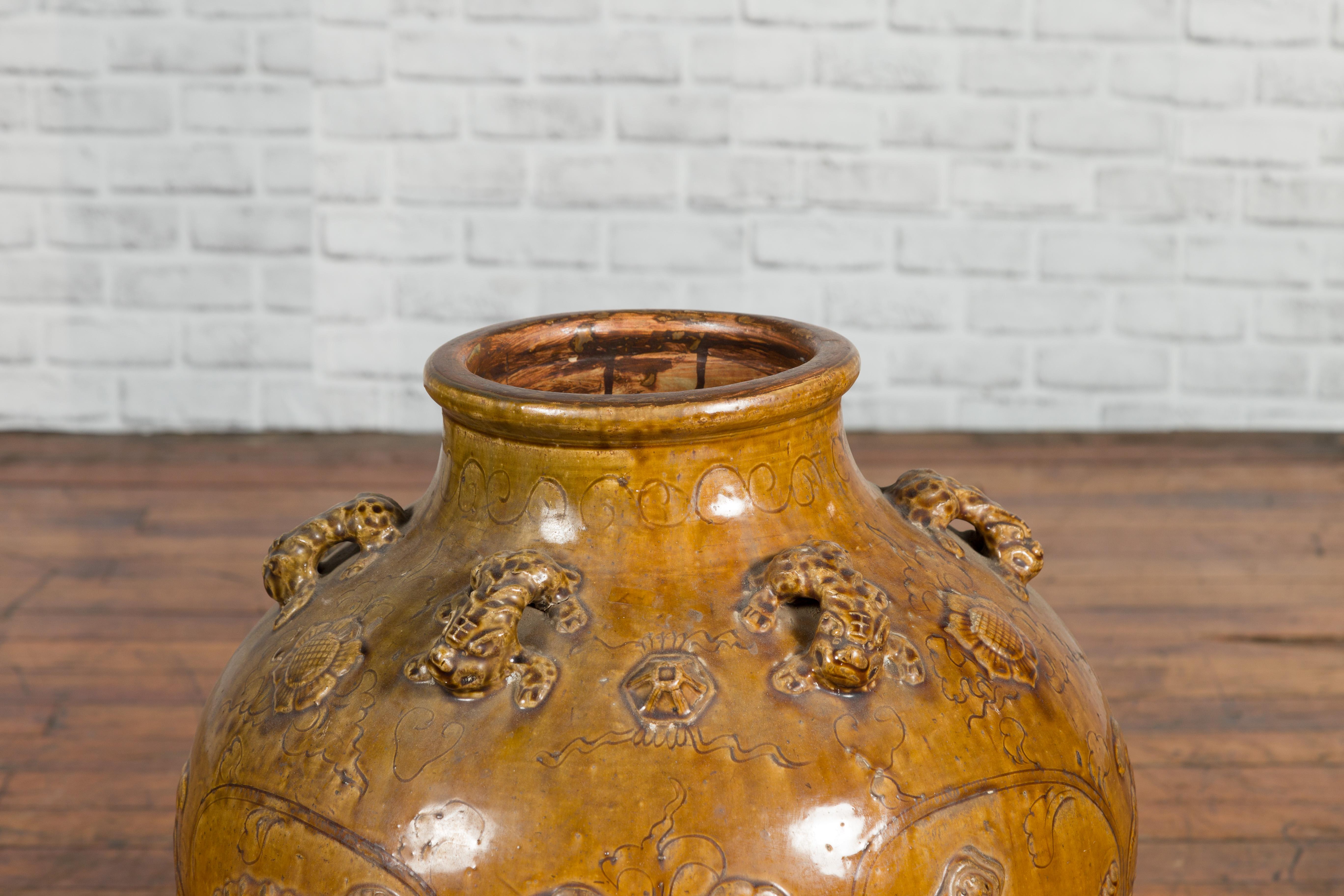 Vaso d'acqua Martaban smaltato marrone dorato della dinastia cinese Ming con motivi di tigre In condizioni buone in vendita a Yonkers, NY