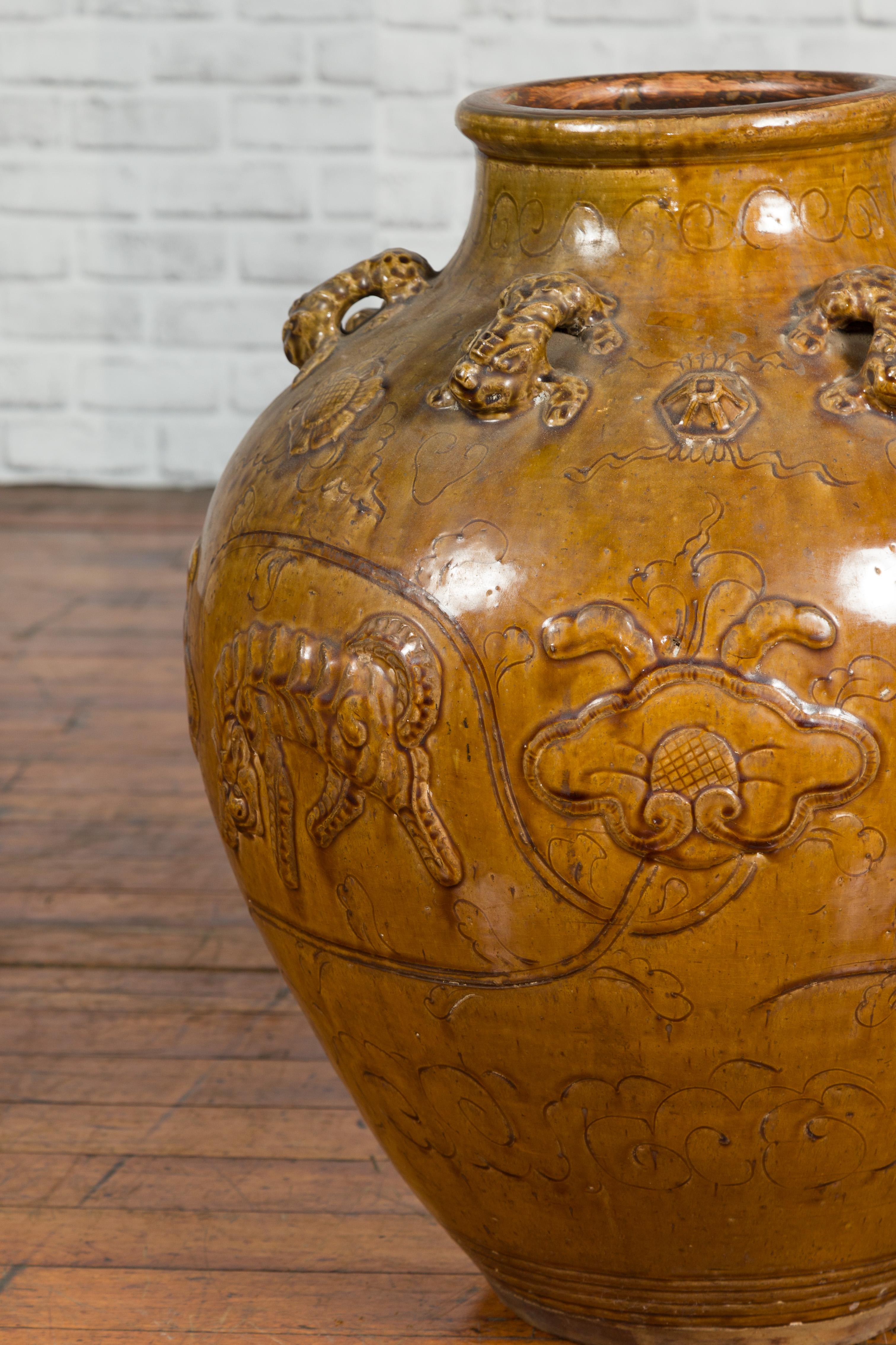 Vaso d'acqua Martaban smaltato marrone dorato della dinastia cinese Ming con motivi di tigre in vendita 1