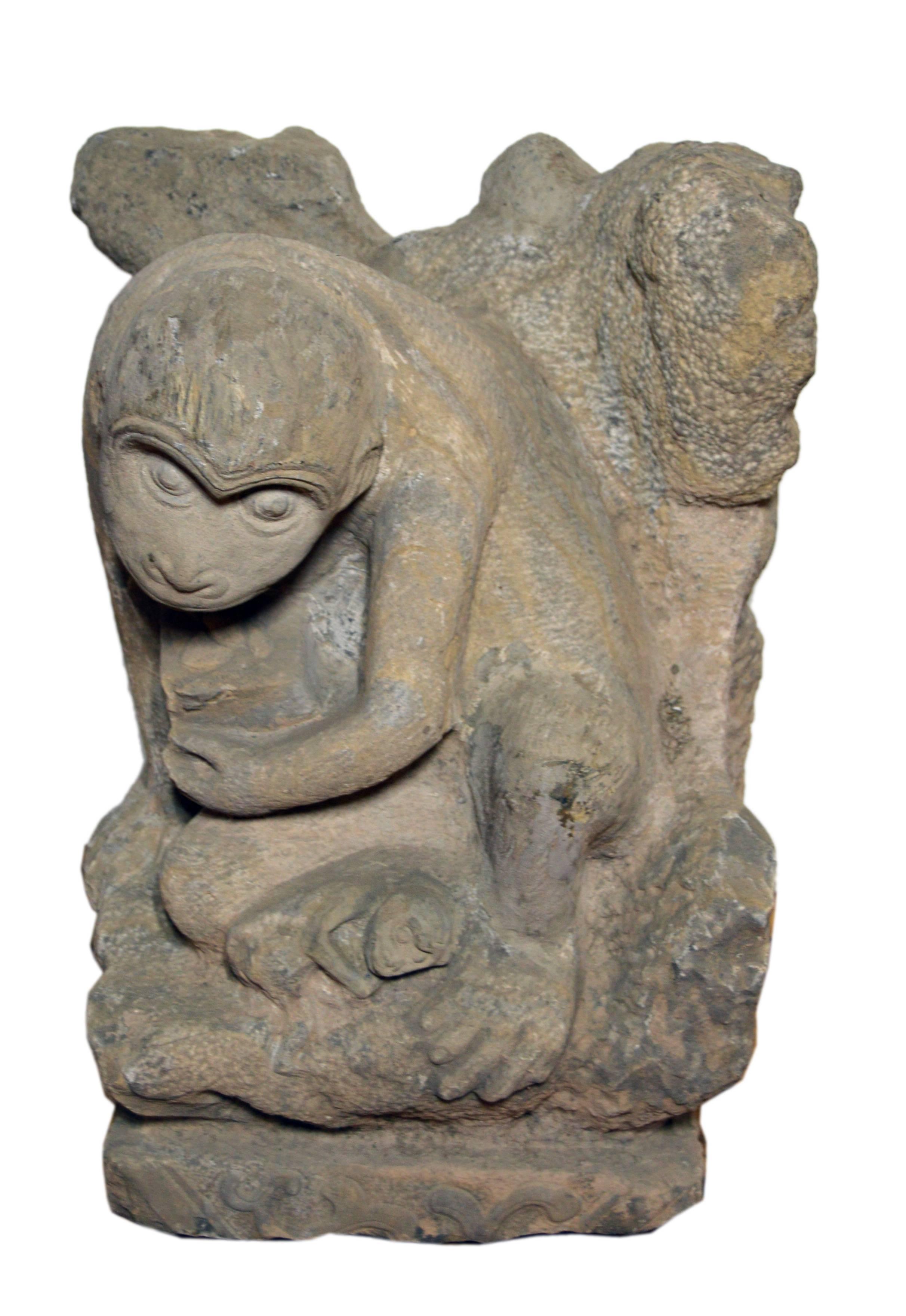 Sculpture de singe en pierre sculptée à la main de la dynastie chinoise Ming avec singe enfantin Bon état - En vente à Yonkers, NY