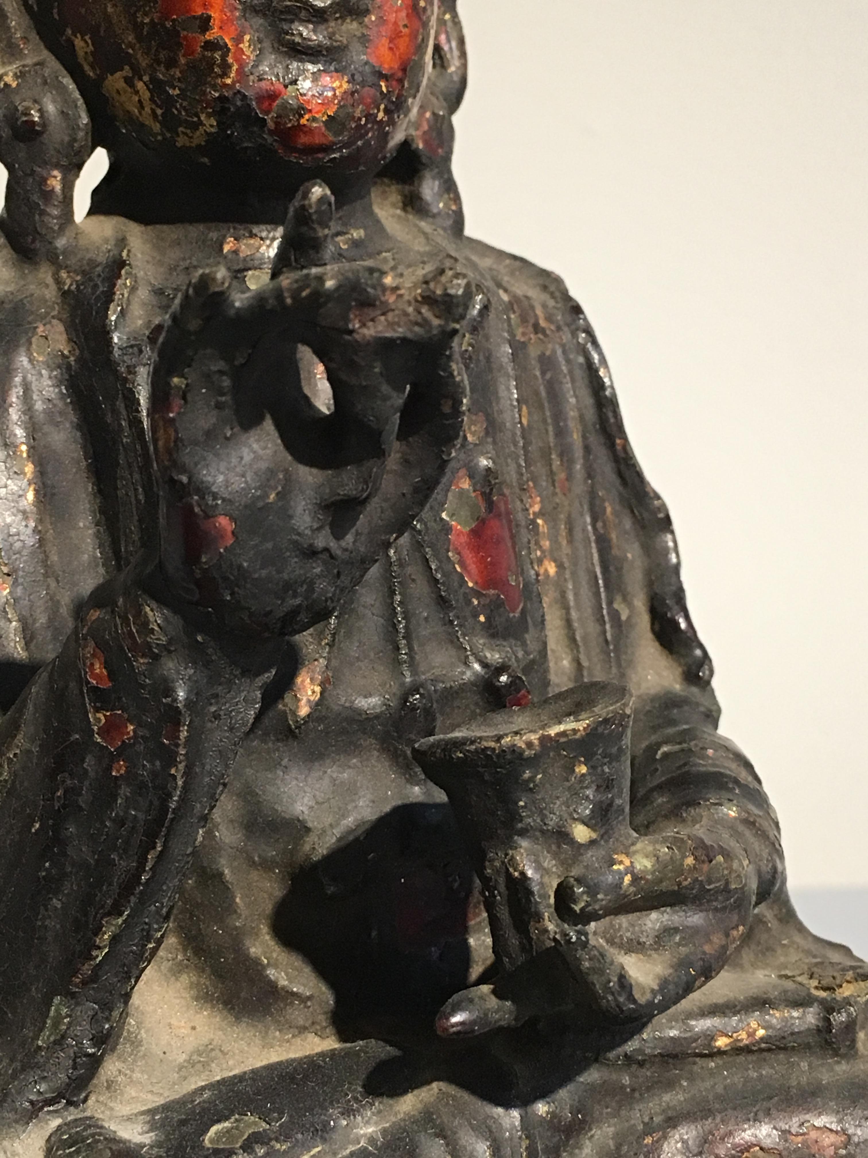 Chinesischer Bodhisattva aus lackierter und vergoldeter Bronze aus der Ming Dynasty, 17. im Angebot 4