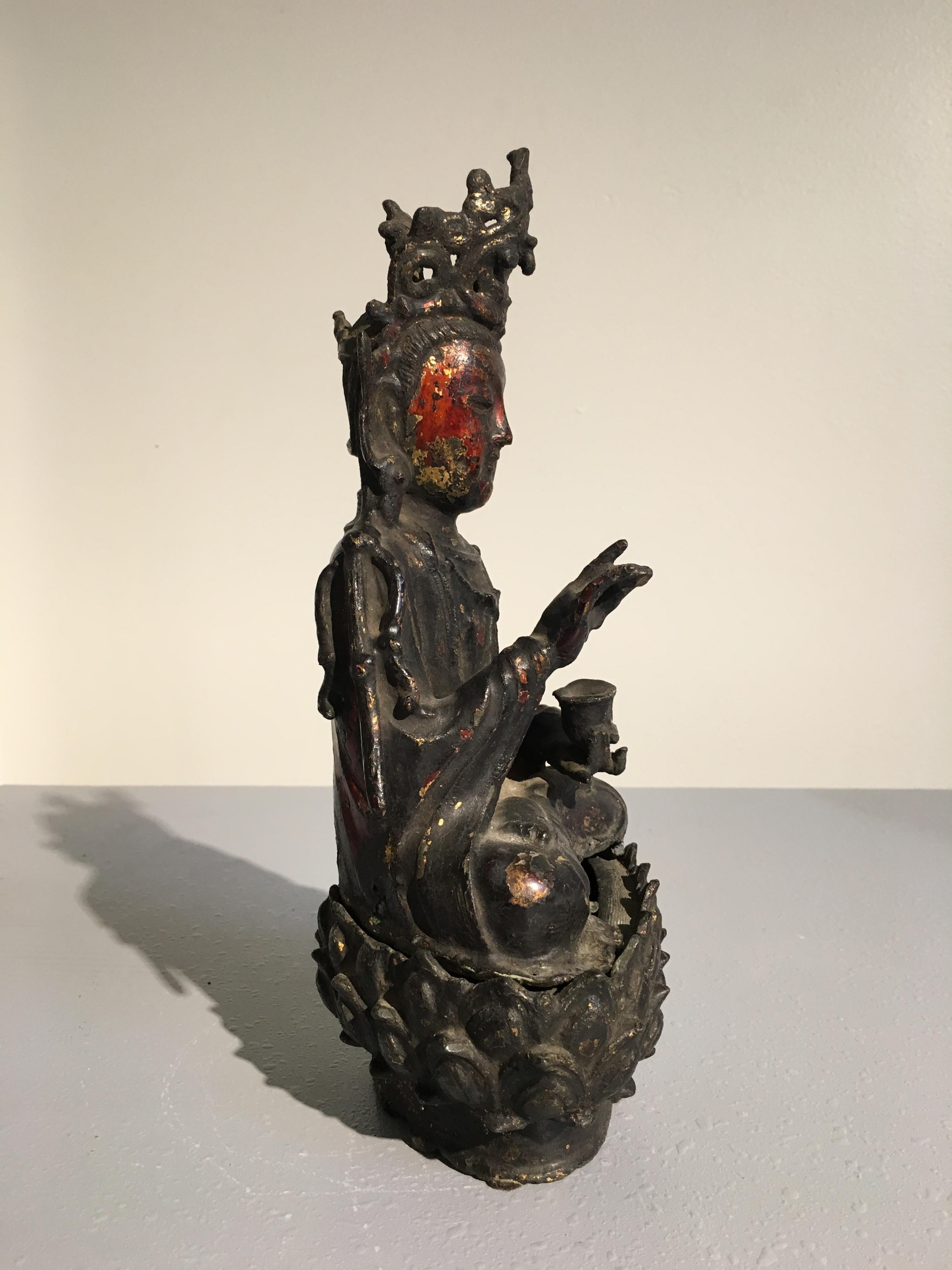 Chinesischer Bodhisattva aus lackierter und vergoldeter Bronze aus der Ming Dynasty, 17. (Ming-Dynastie) im Angebot
