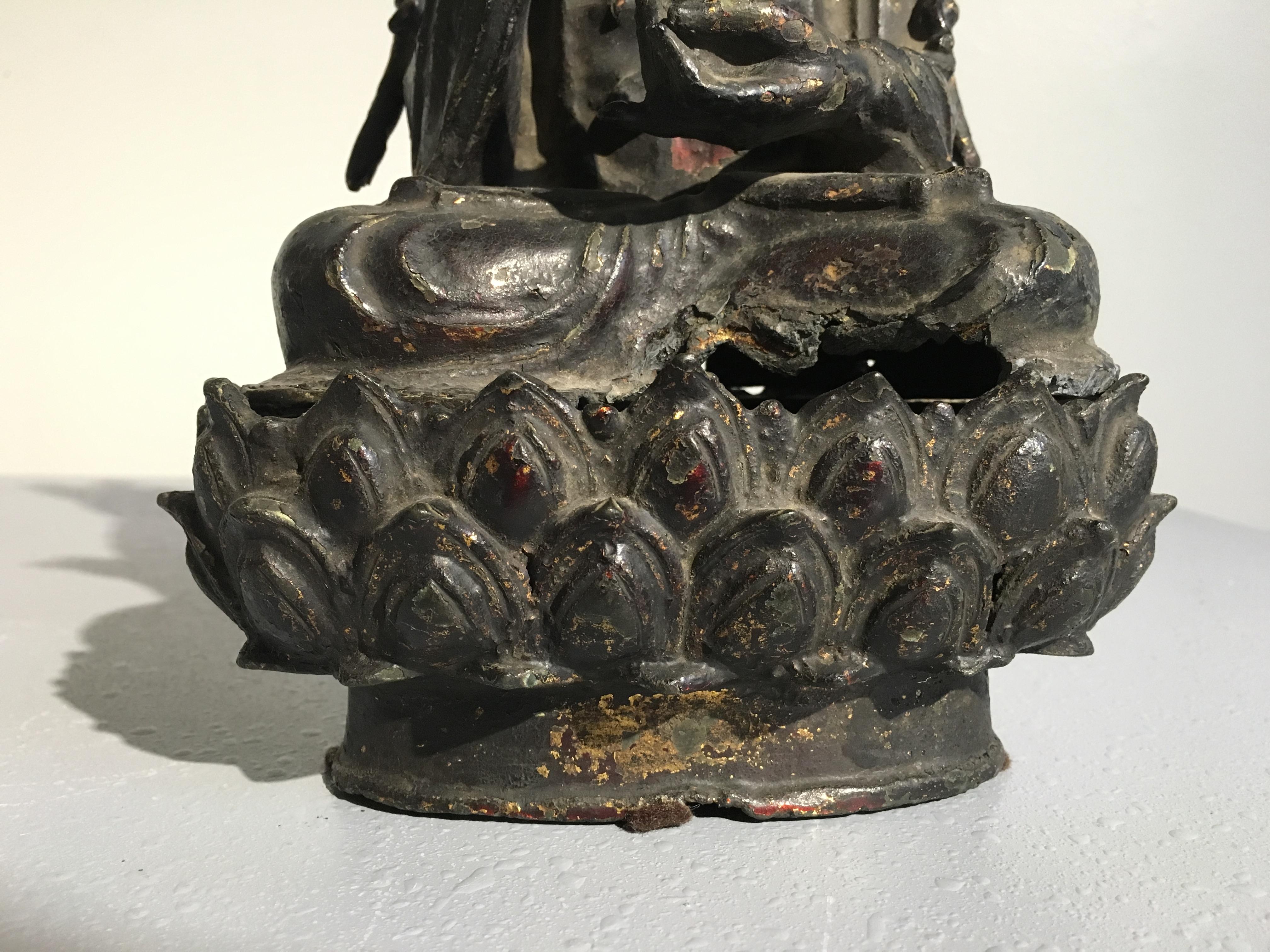 Chinesischer Bodhisattva aus lackierter und vergoldeter Bronze aus der Ming Dynasty, 17. im Angebot 1