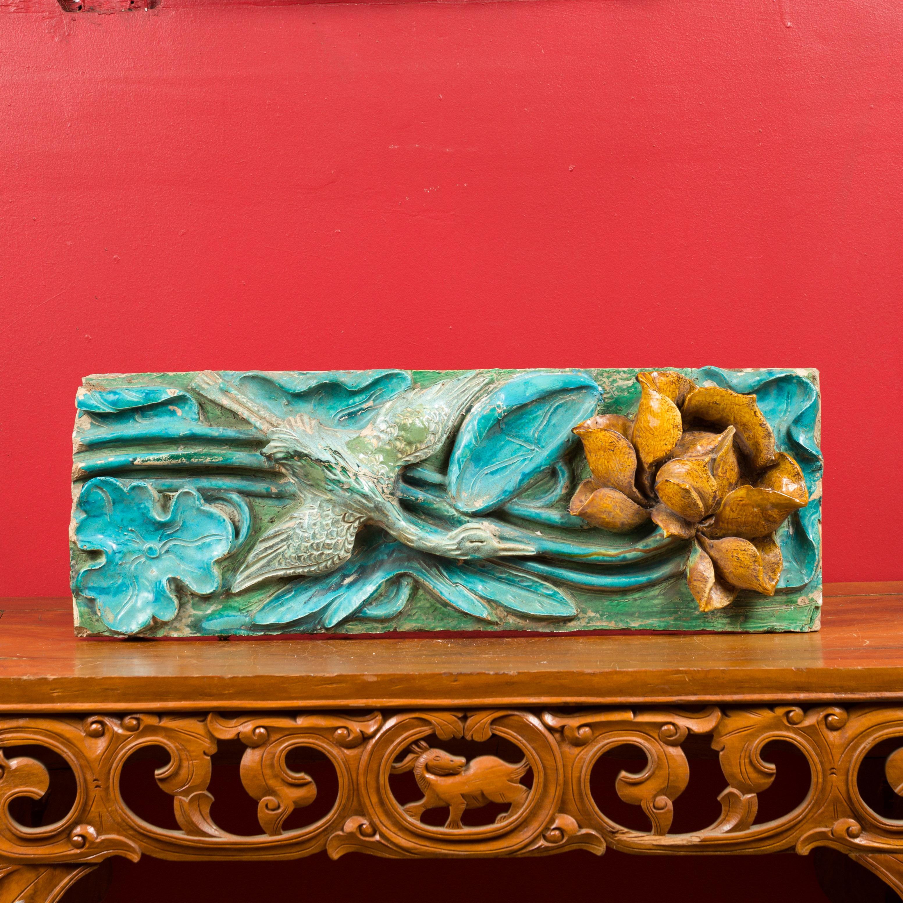 Chinois Tuile ancienne en turquoise de la période de la dynastie chinoise Ming Ming avec grue et fleur en vente