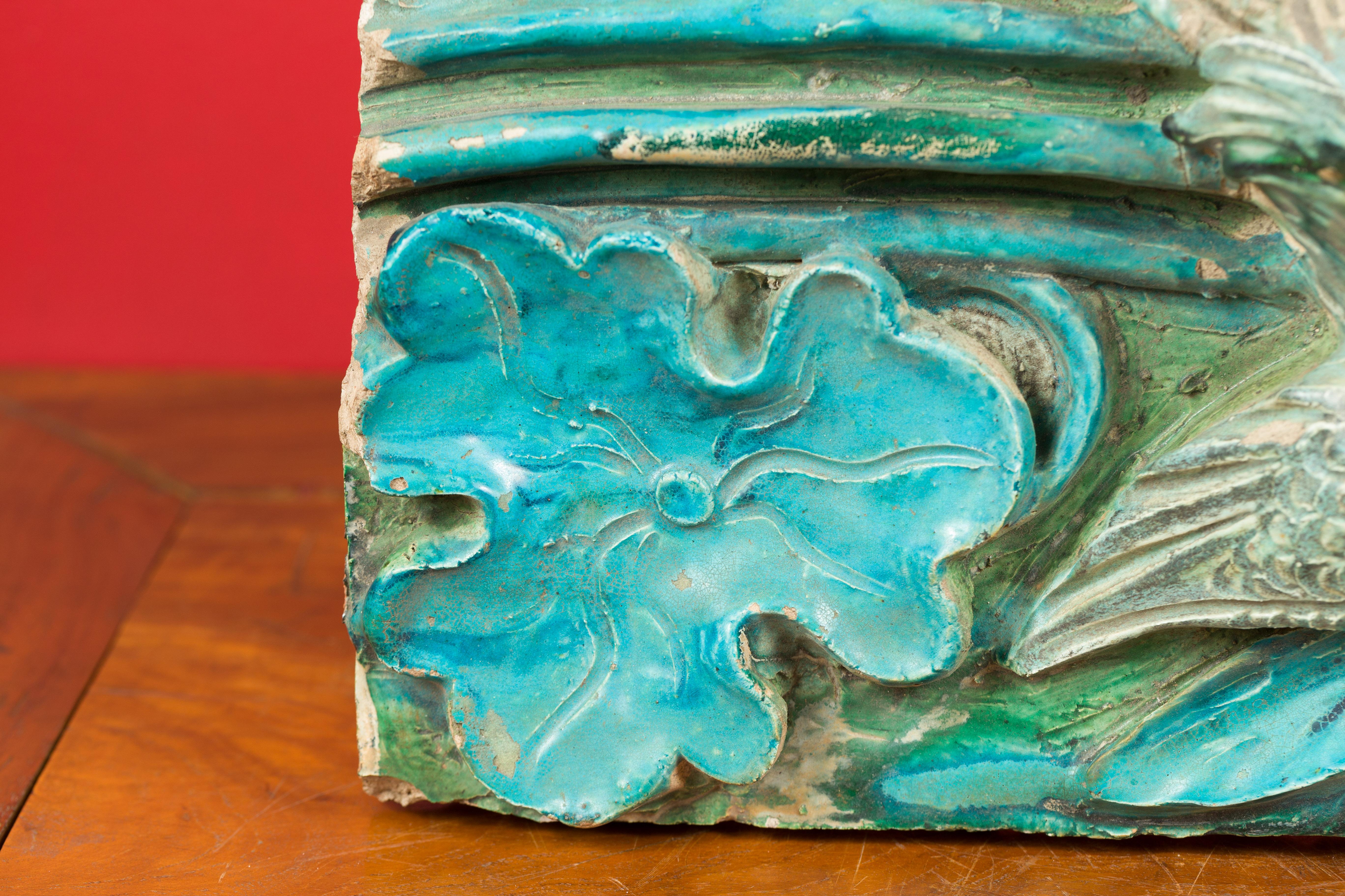 Tuile ancienne en turquoise de la période de la dynastie chinoise Ming Ming avec grue et fleur en vente 1