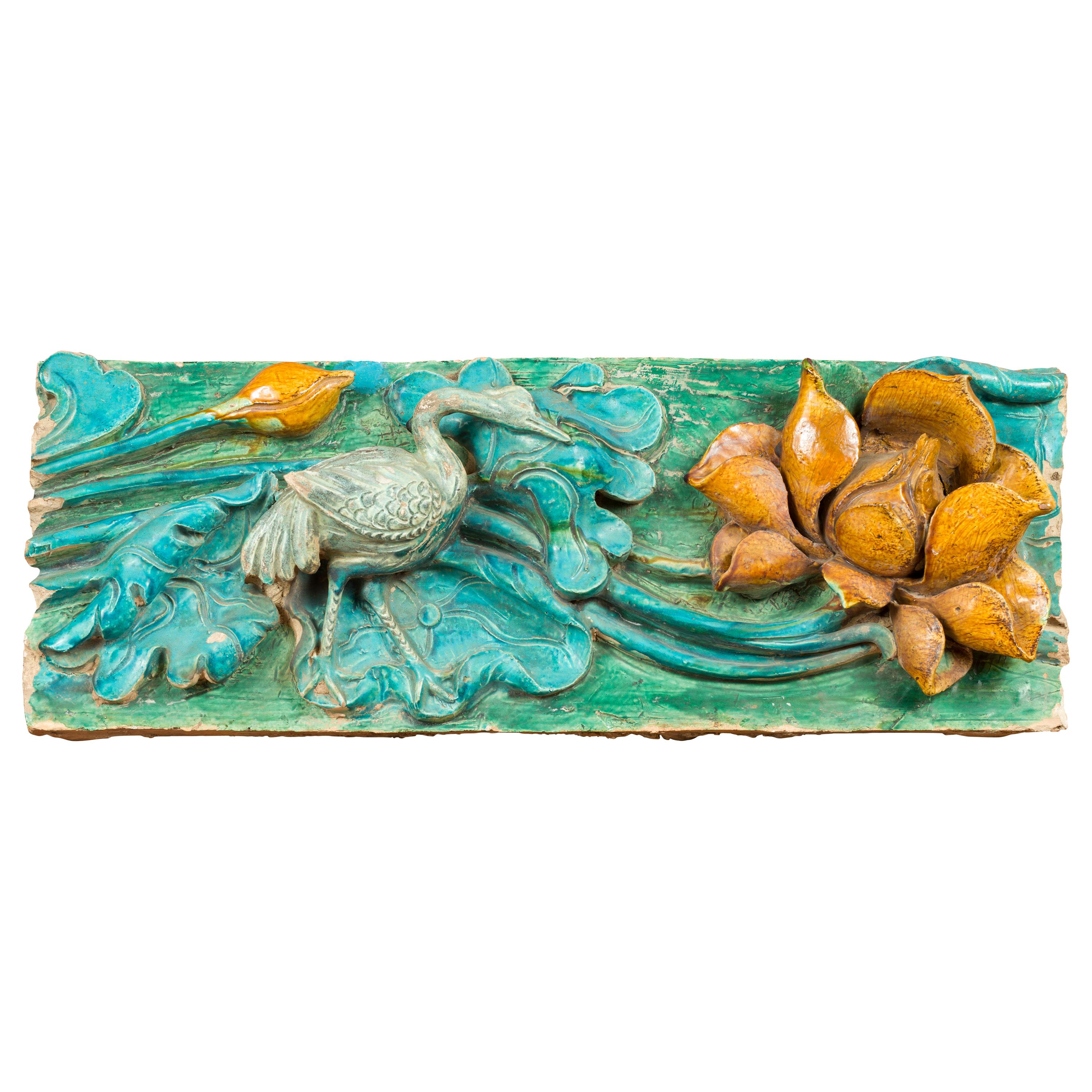 Ancien carreau de toit turquoise avec grue et fleur de la période de la dynastie chinoise Ming