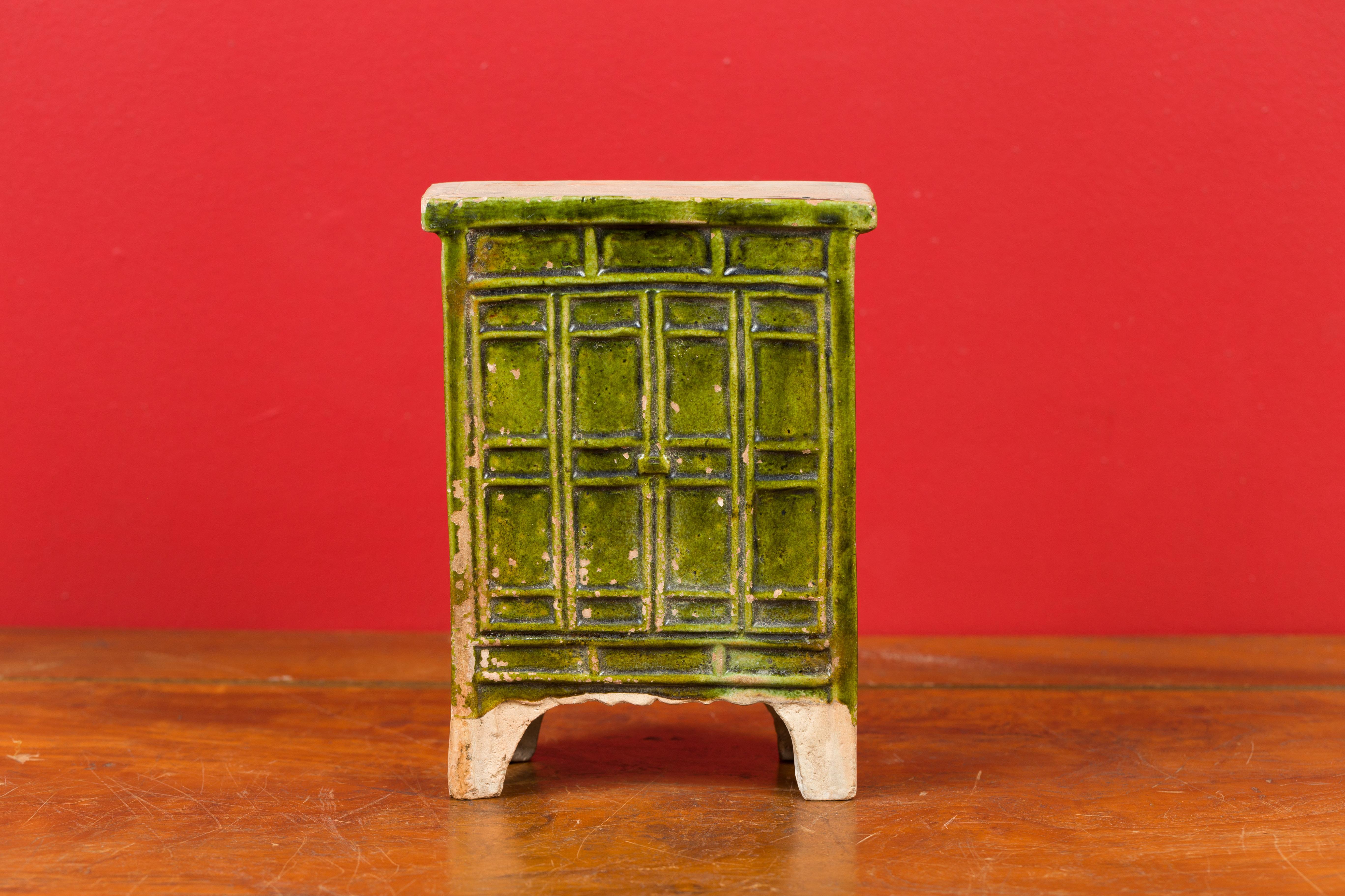 Chinese Ming Dynasty Period Green Glazed Miniature Armoire with Bracket Feet In Good Condition For Sale In Yonkers, NY