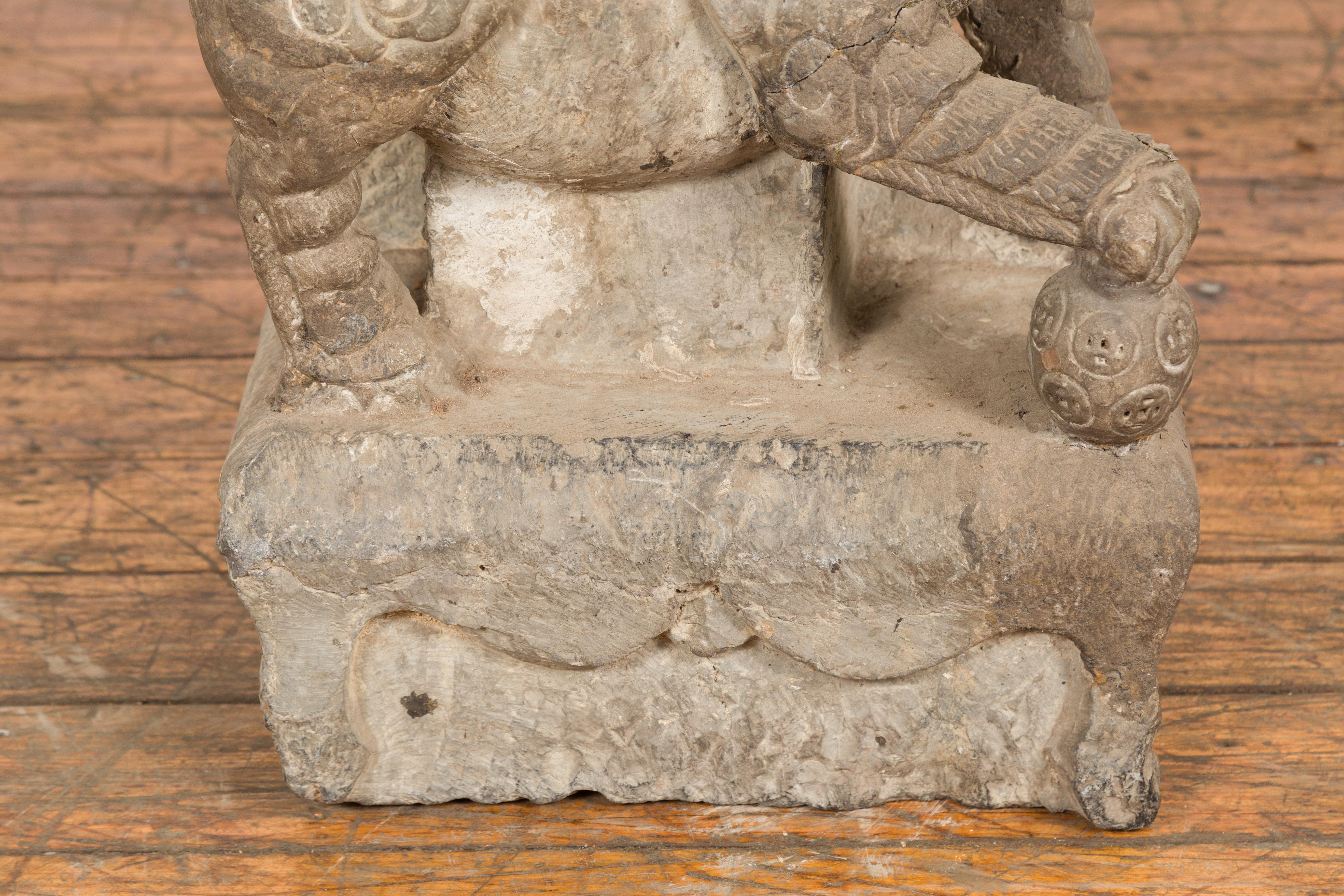 Período de la dinastía Ming Escultura masculina de león guardián de perro Foo tallada a mano en venta 3