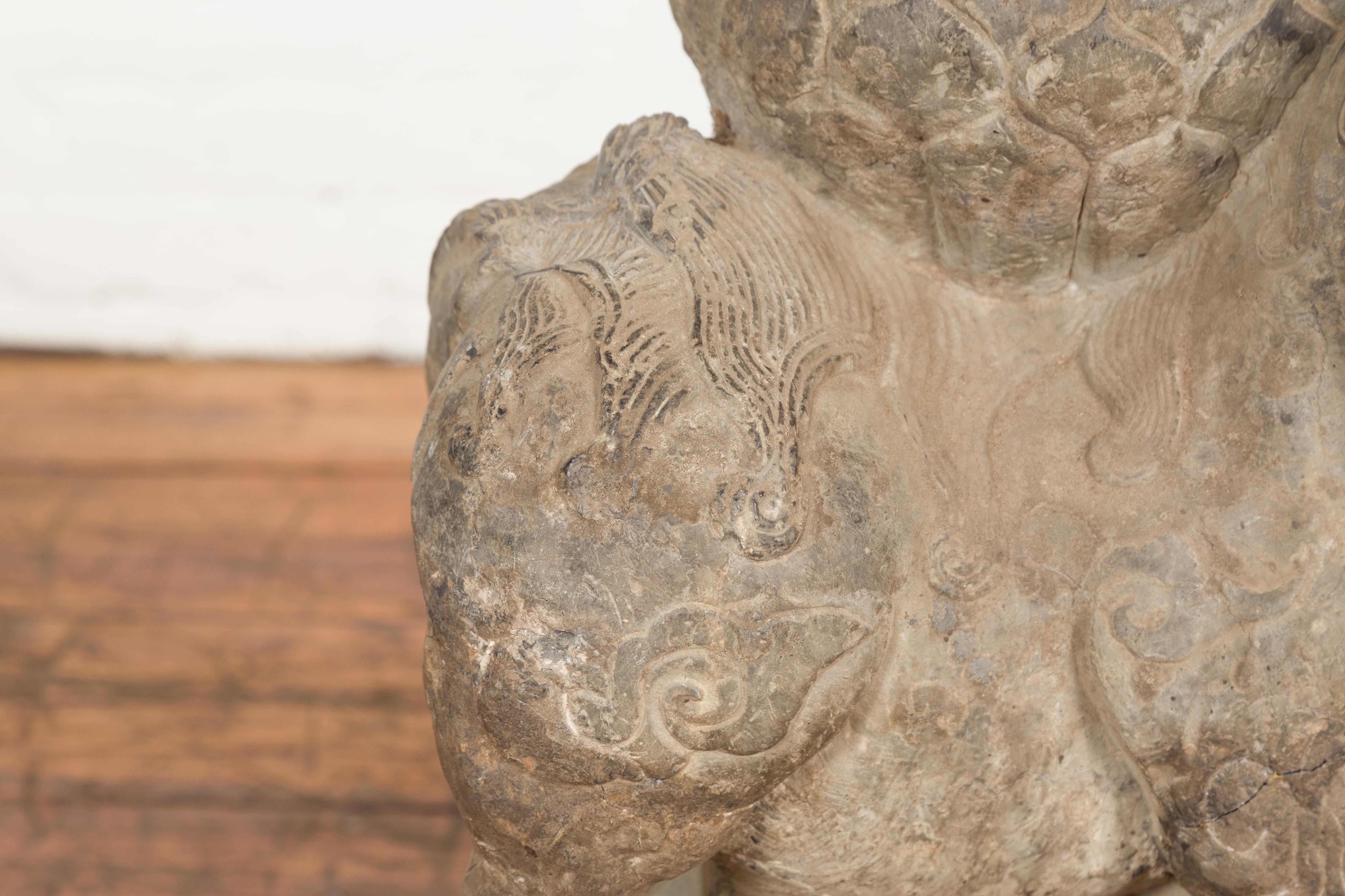 Período de la dinastía Ming Escultura masculina de león guardián de perro Foo tallada a mano en venta 6